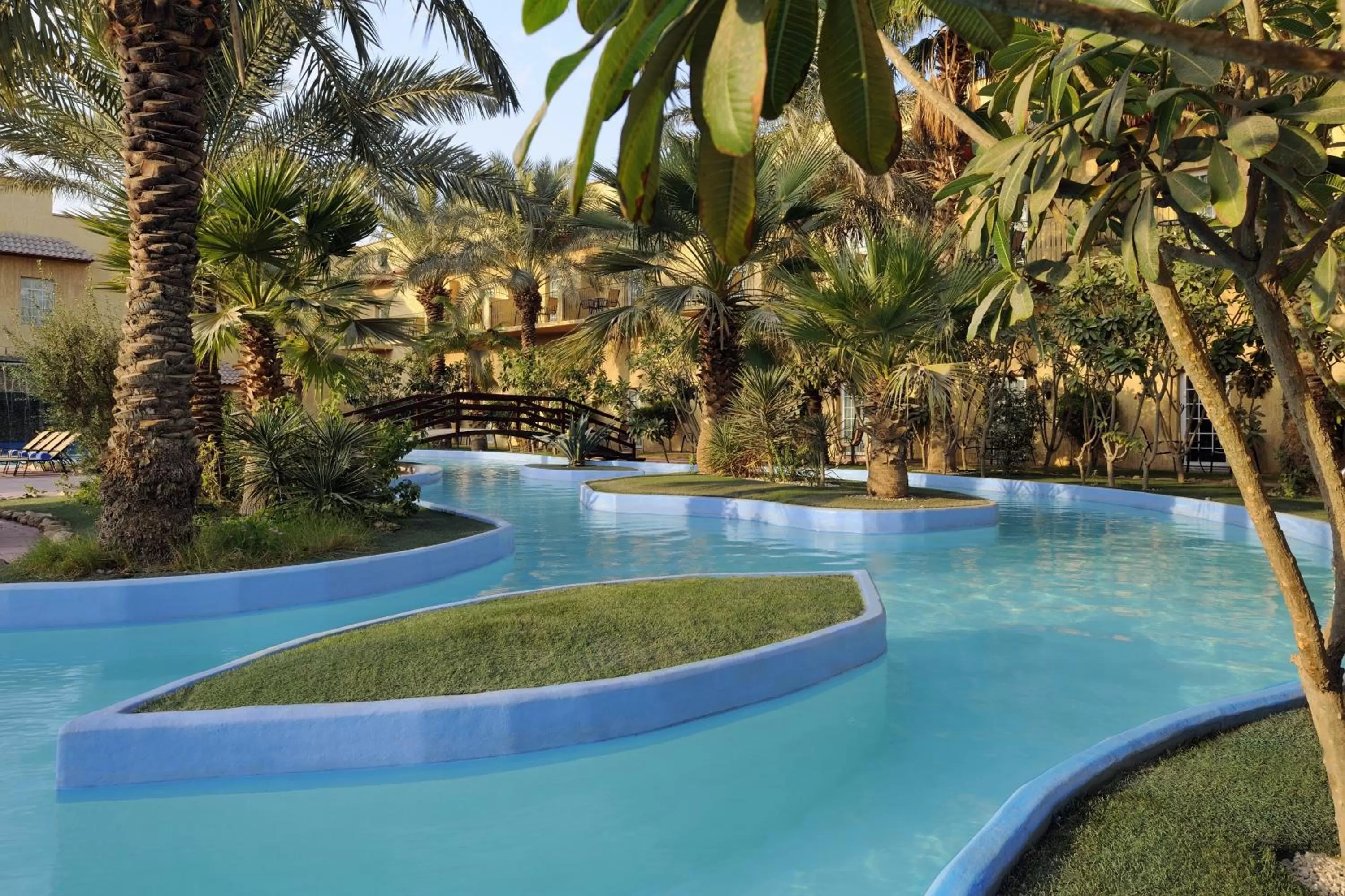 Swimming pool in Mövenpick Hotel Kuwait