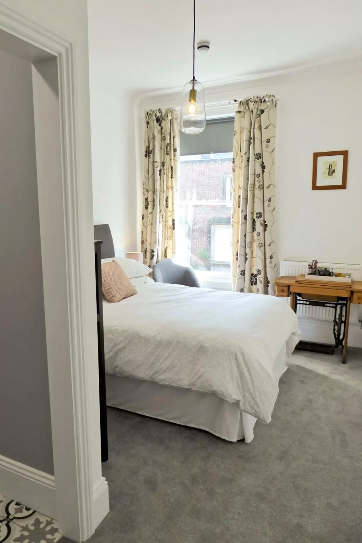 Photo of the whole room, Bed in Rosalind House