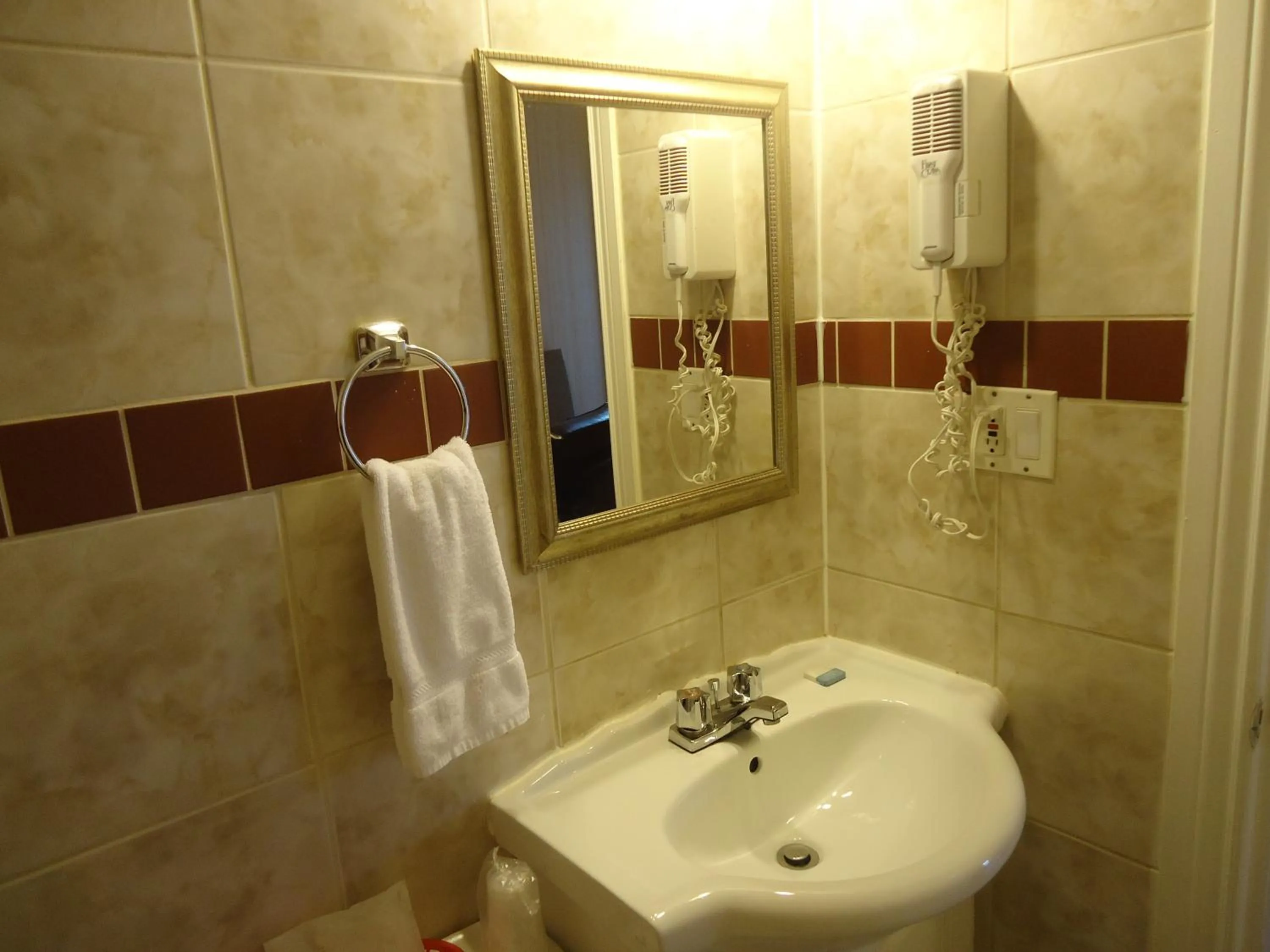 Bathroom in Bayside Inn & Waterfront Suites