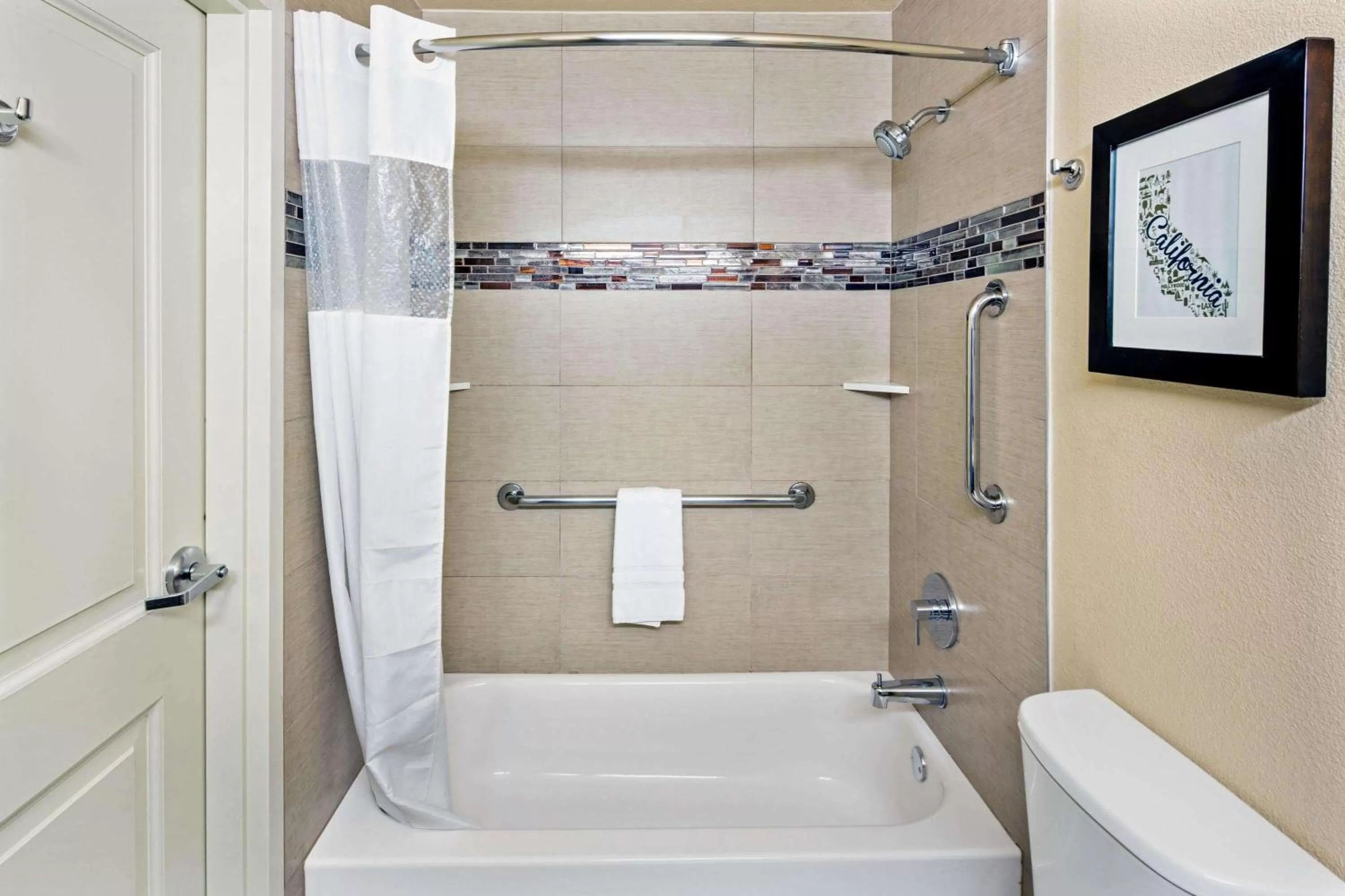 Bathroom in La Quinta Inn by Wyndham Berkeley