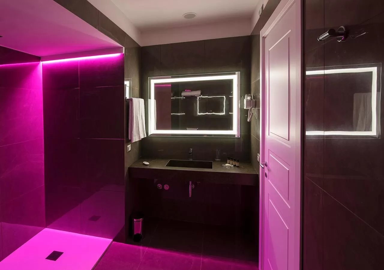 Bathroom in Caruso Place Luxury Rooms & Suites