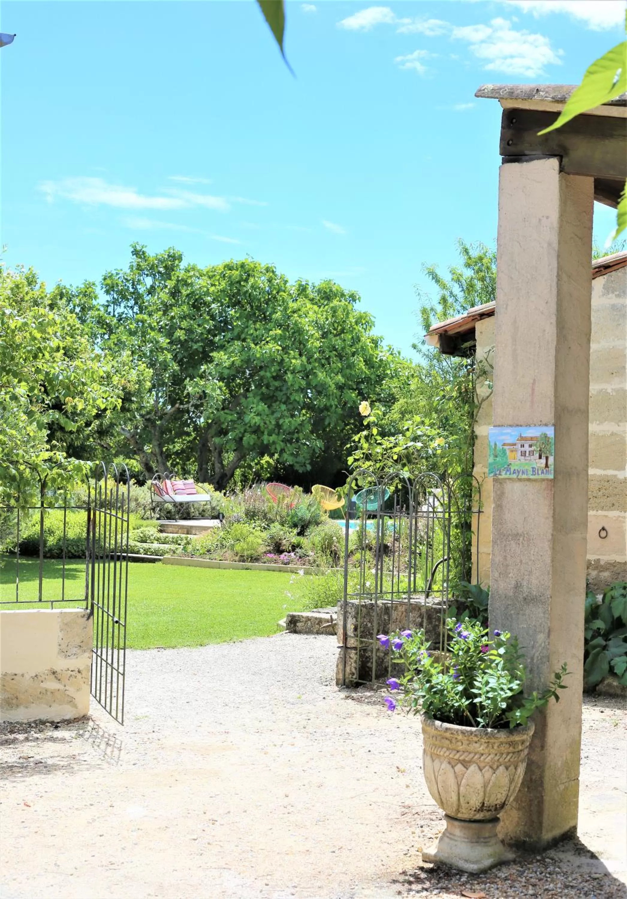 Garden view in Au Do'Mayne des Bouilles - Spa & Piscine