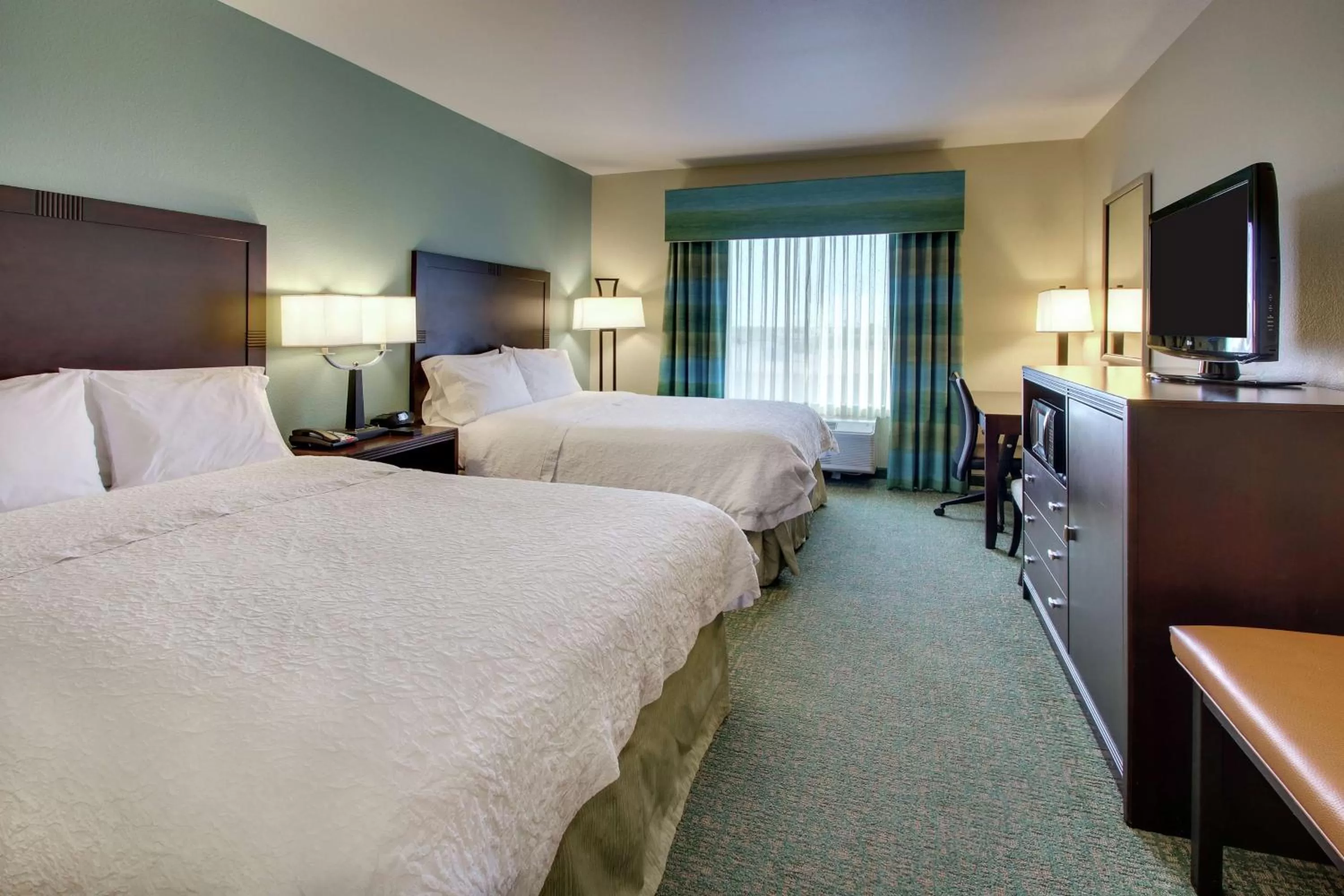 Queen Room with Two Queen Beds - Hearing Access/Non-Smoking in Hampton Inn Vernon