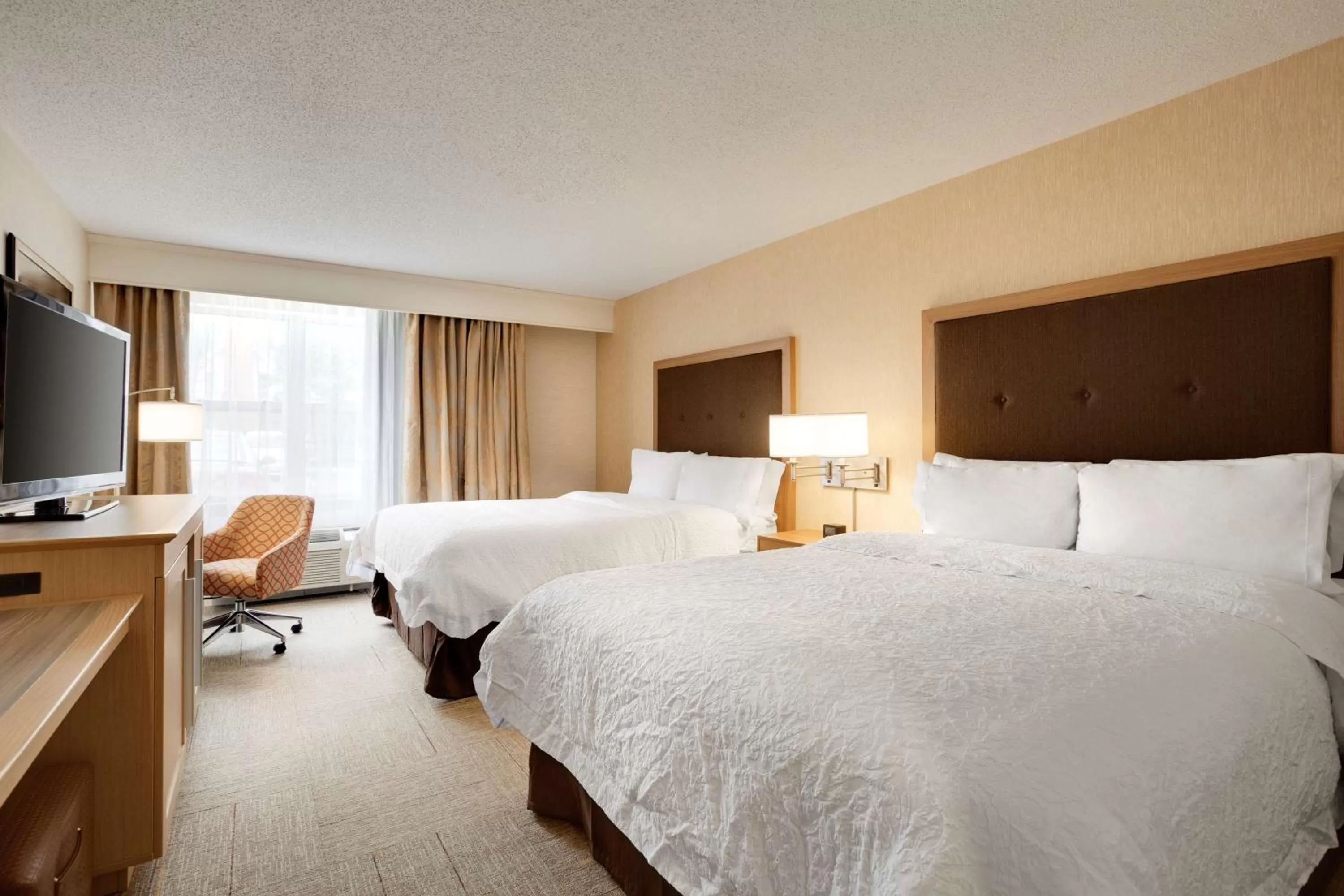 Bed in Hampton Inn & Suites Cleveland-Independence