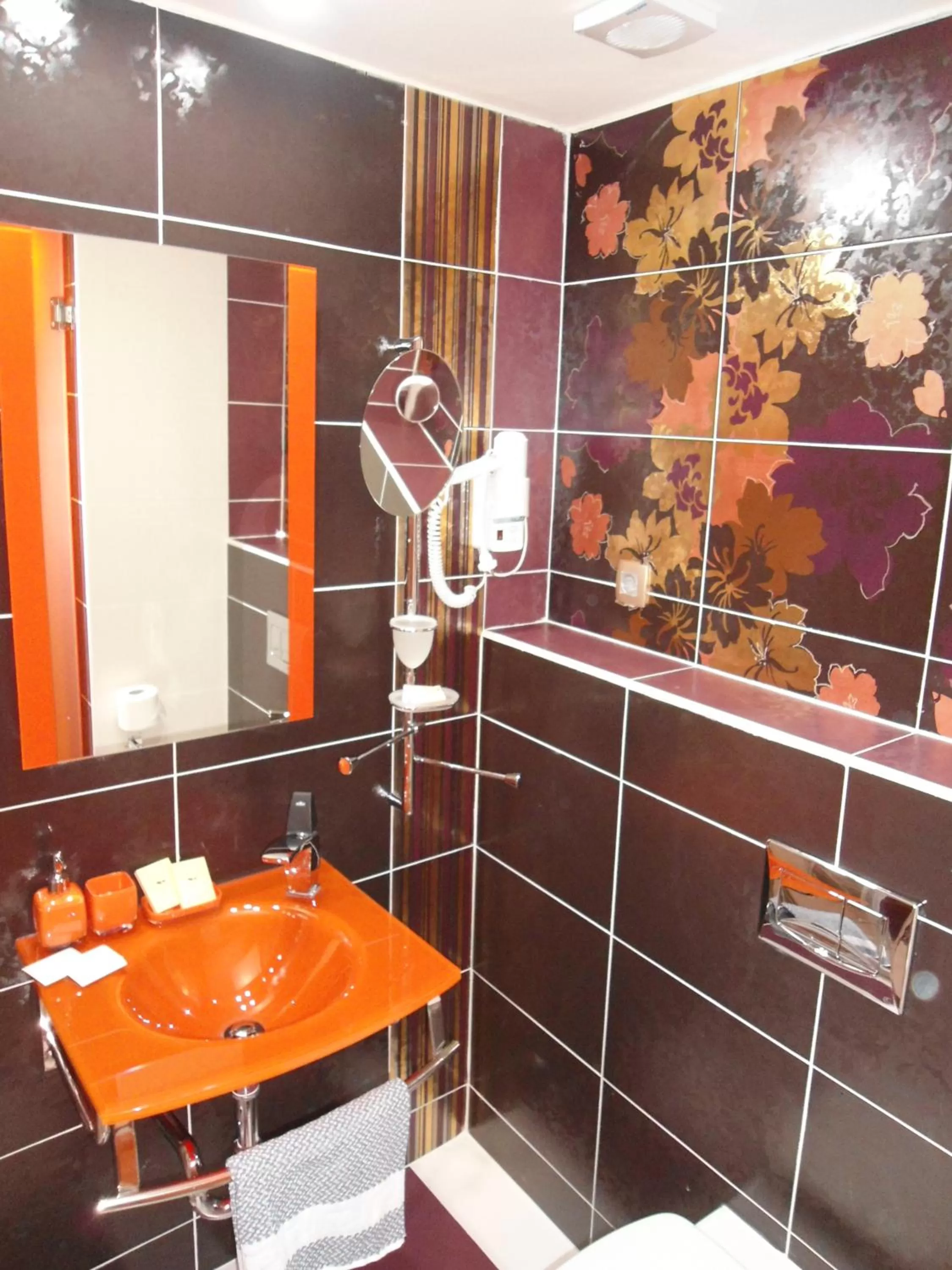 Bathroom in Ellinis Hotel