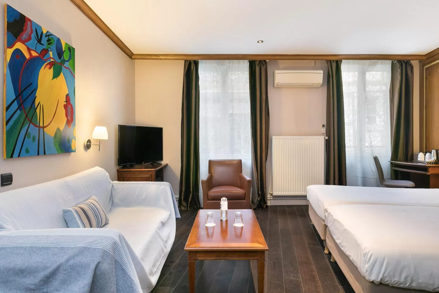 TV and multimedia, Bed in Hôtel de l'Europe by HappyCulture