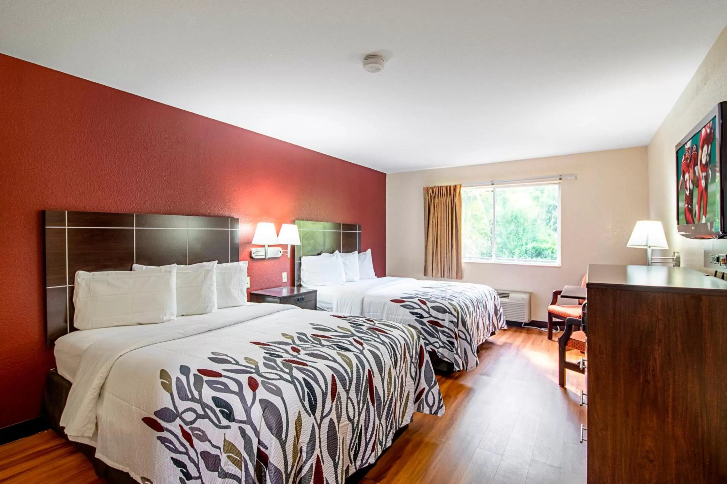 Photo of the whole room, Bed in Red Roof Inn San Marcos