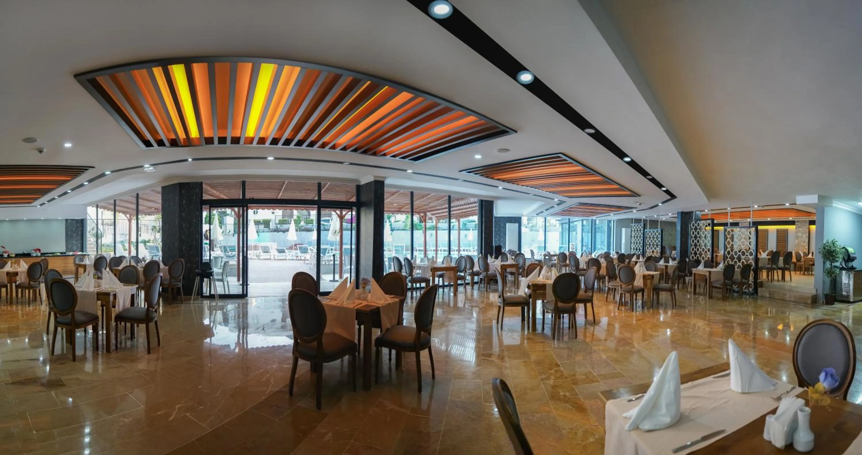 Restaurant/places to eat in Clover Magic Park Side Hotel