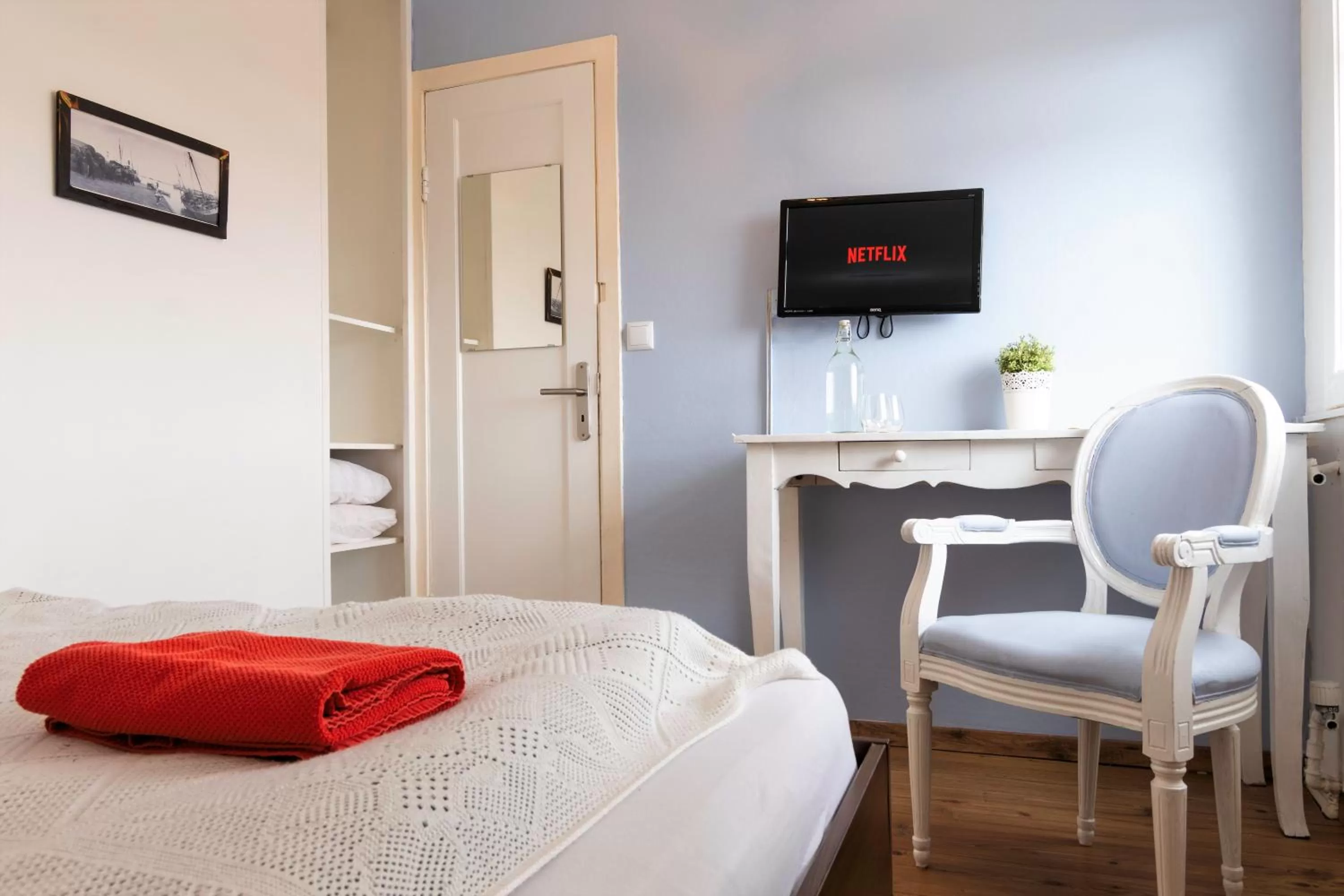 Bed, TV/Entertainment Center in Blue House B&B