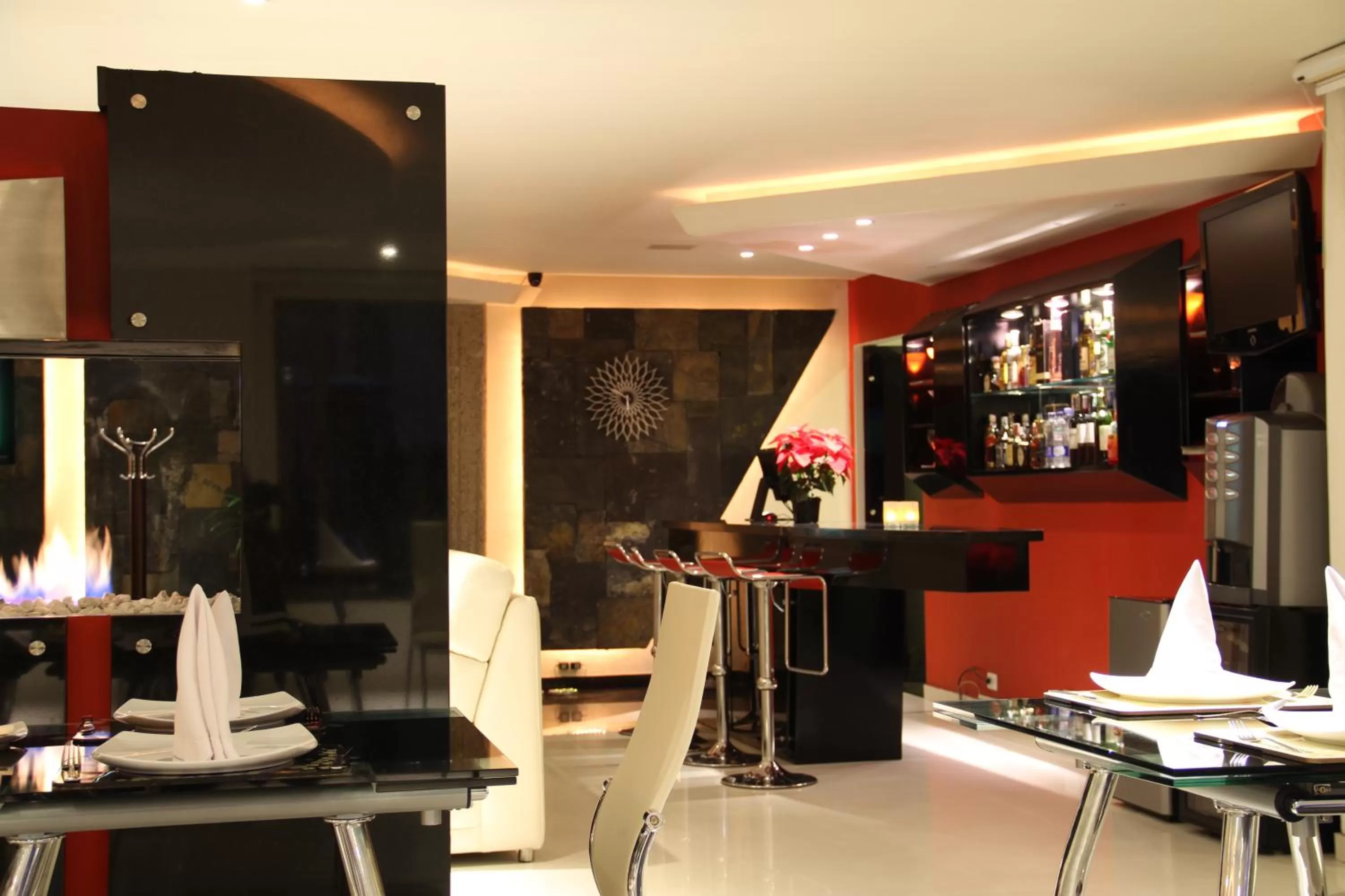 Restaurant/places to eat in Hotel Suites 108