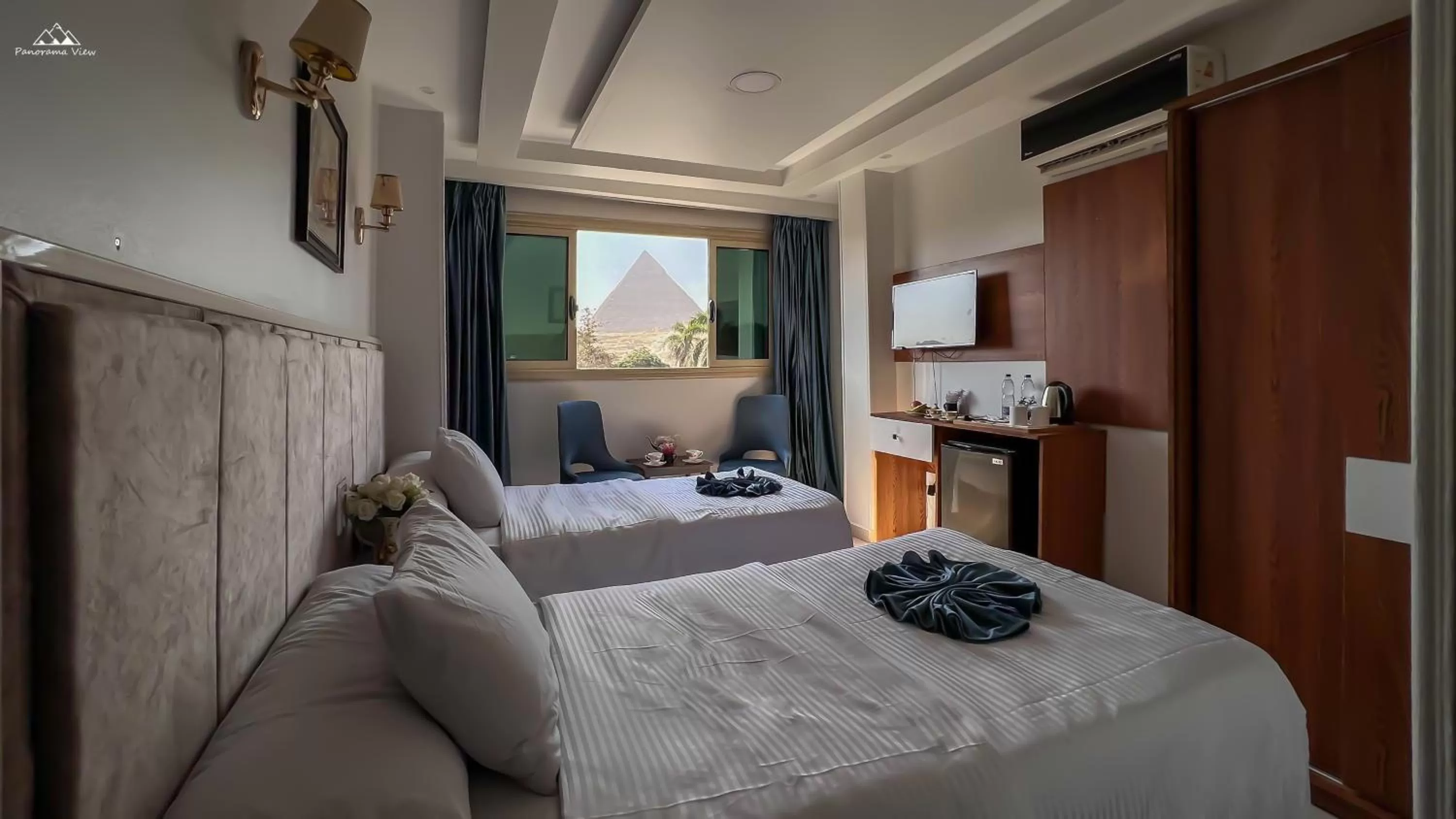 View (from property/room), Bed in PANORAMA view pyramids