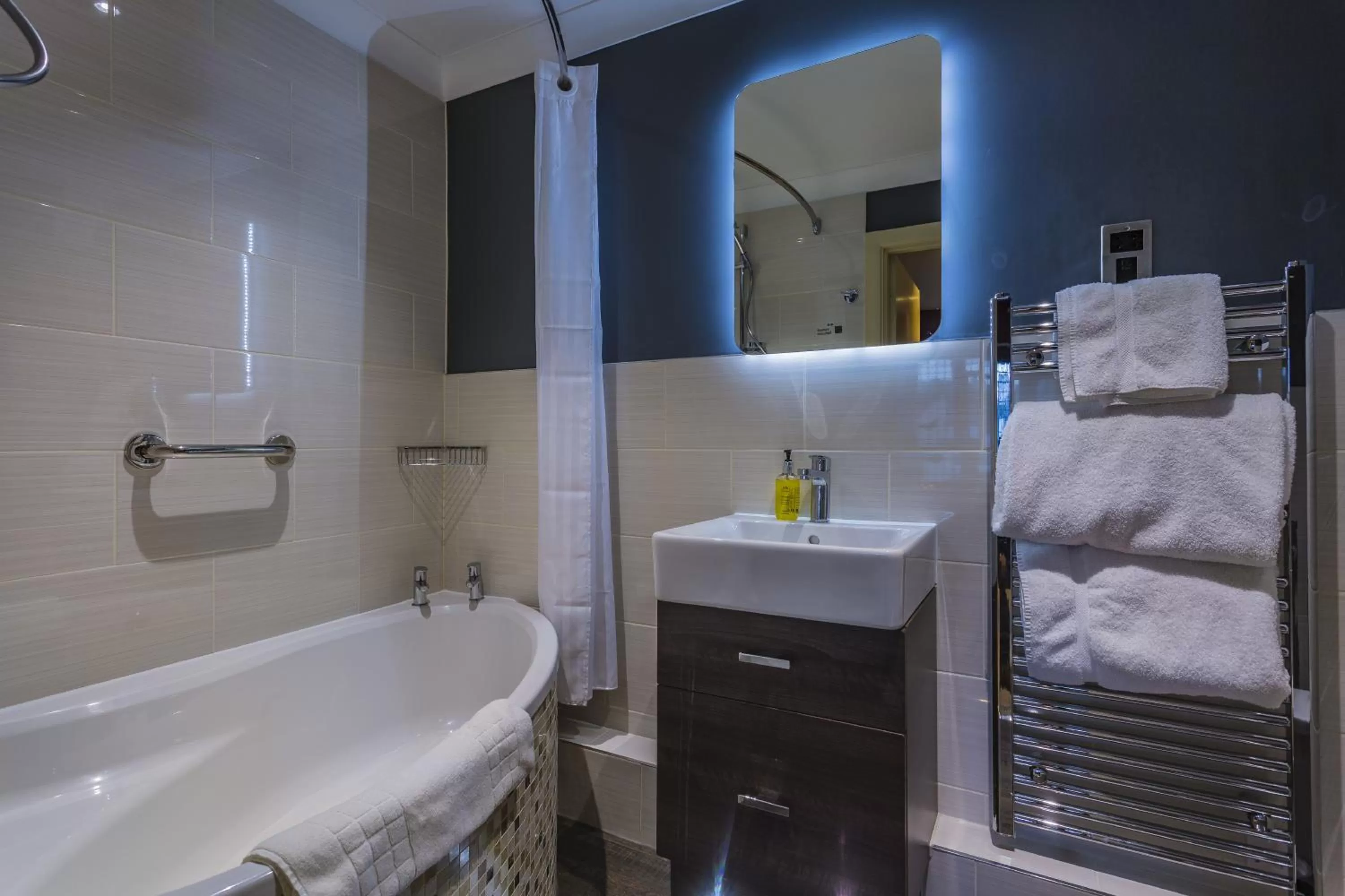 Bathroom in The Castle Hotel, Conwy, North Wales - The Coaching Inn Group