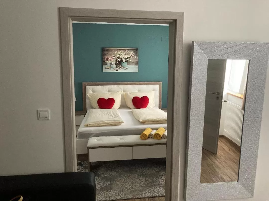 Bed in Hotel Grüner Baum - Melissone Italian Restaurant