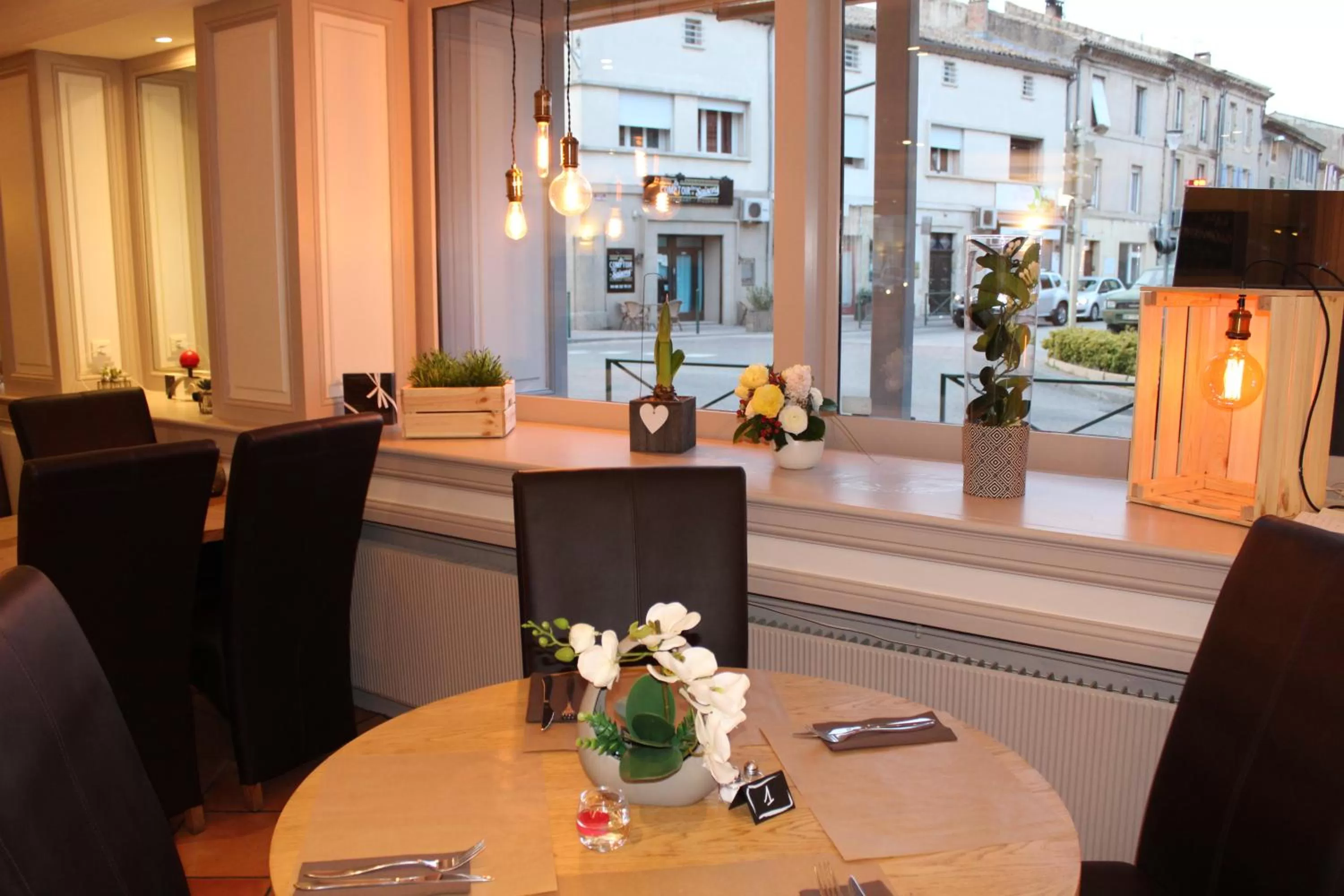 Restaurant/places to eat in Les Glycines