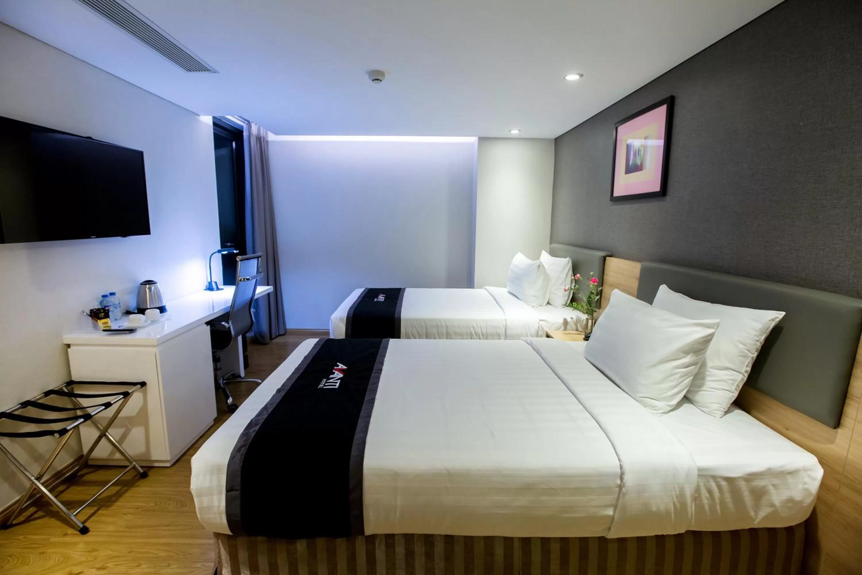 Photo of the whole room, Bed in Avanti Hotel