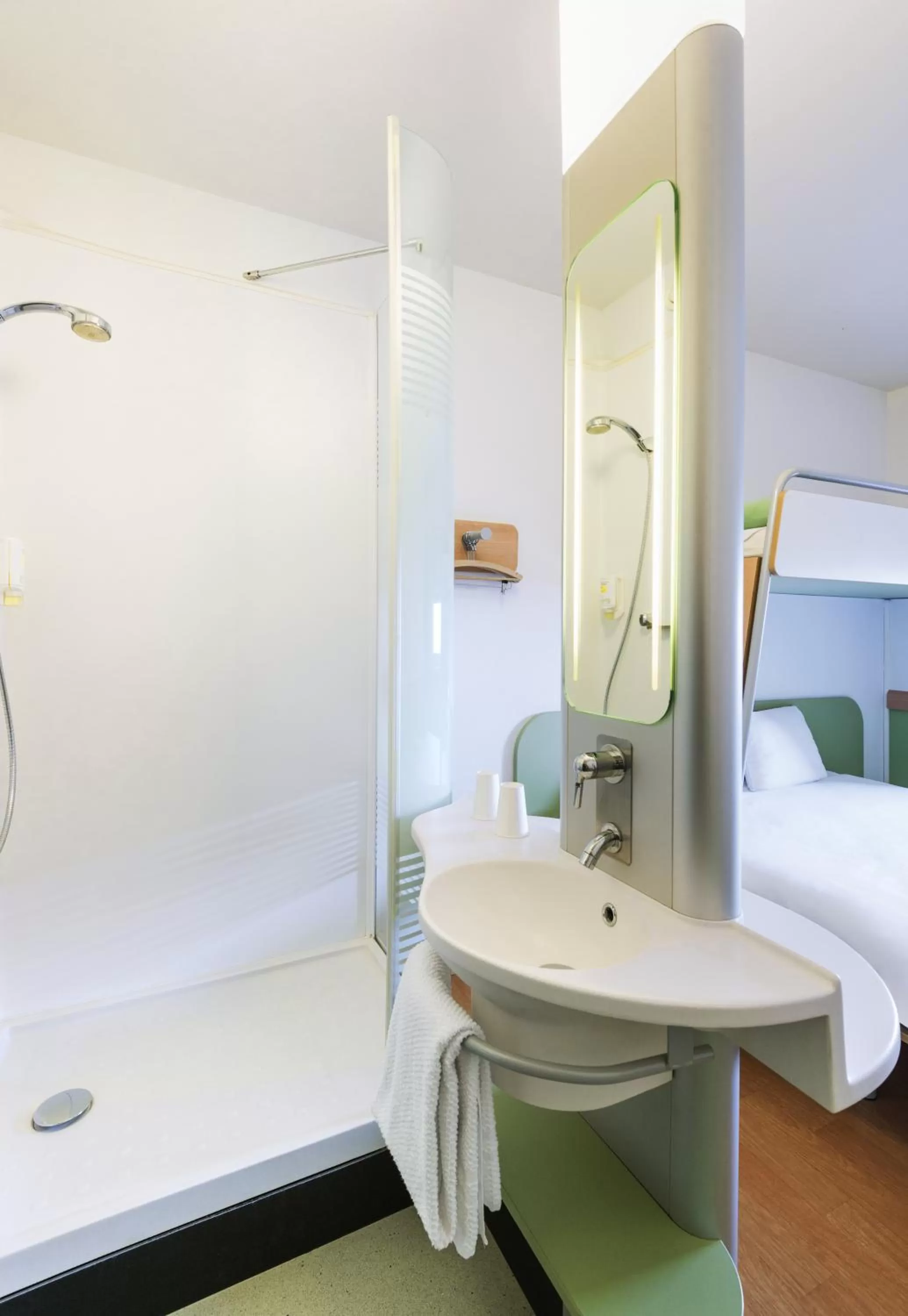 Bathroom, Bed in ibis Budget Luxembourg Sud