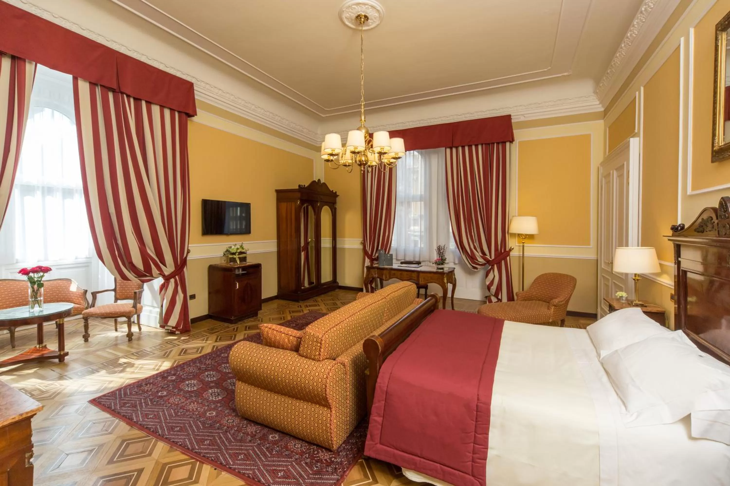 Photo of the whole room, Bed in Hotel Bristol Palace