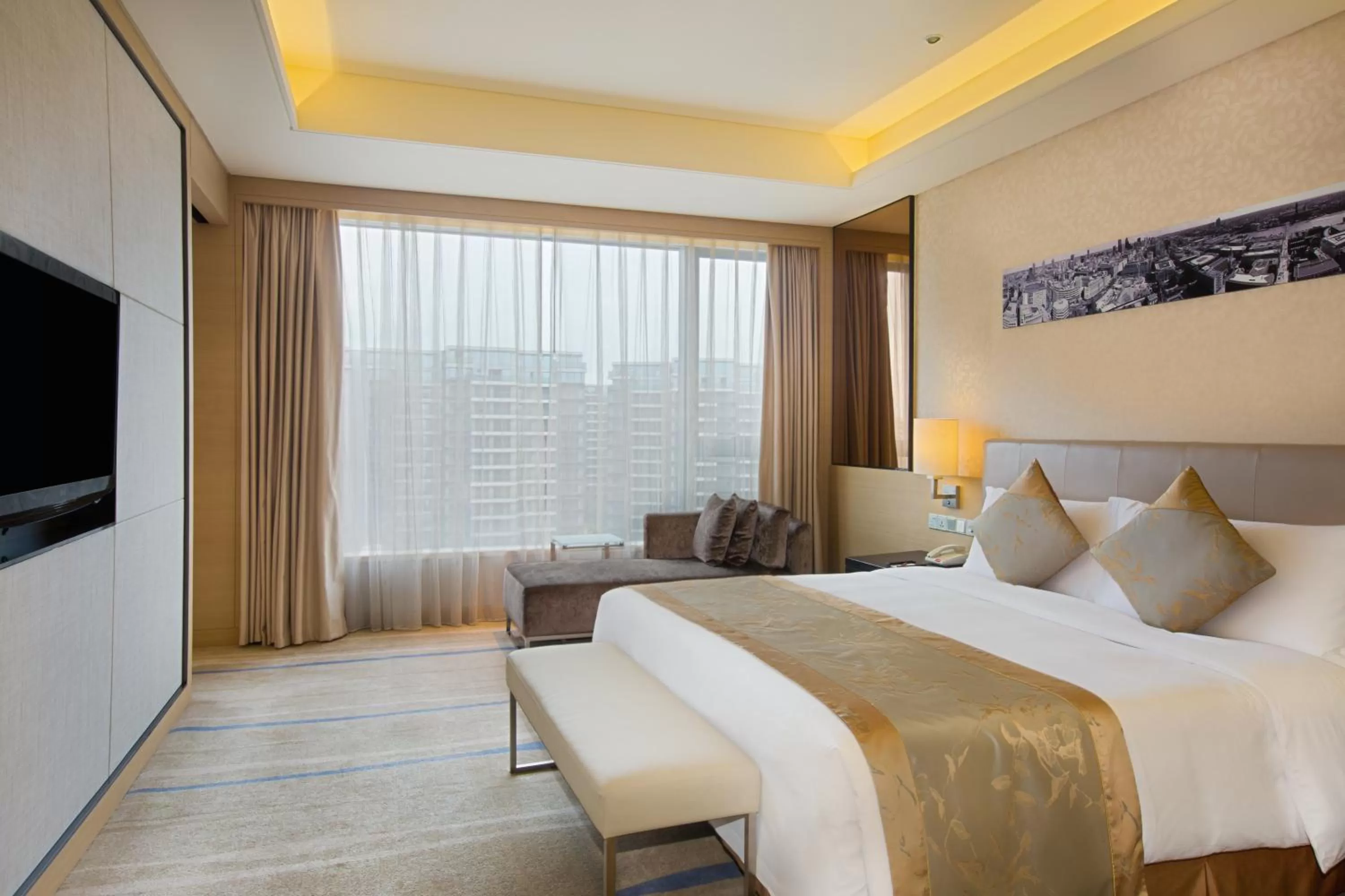 Photo of the whole room, Bed in Crowne Plaza Guangzhou Huadu by IHG