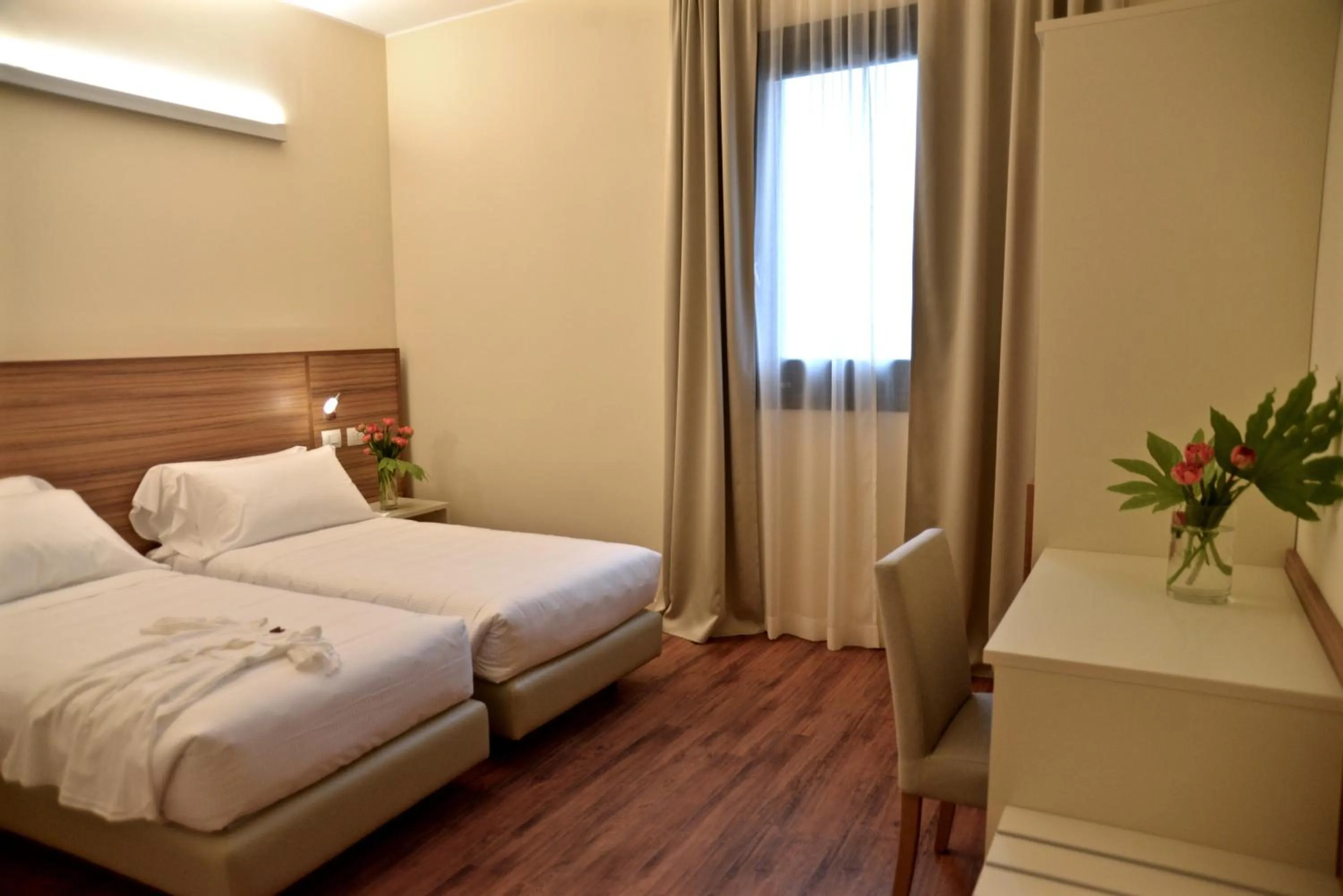 Shower, Bed in Hotel Forum