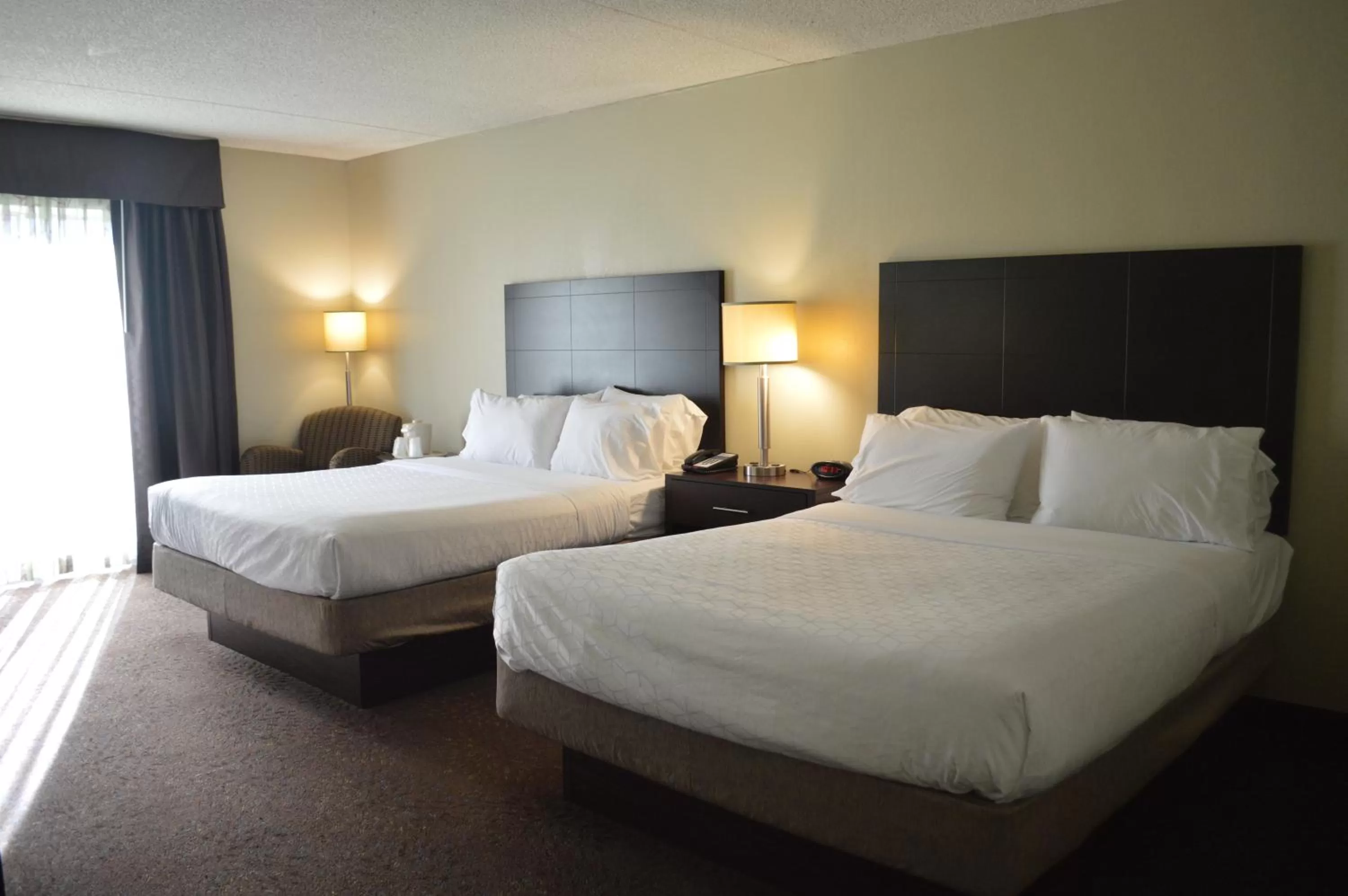 Bed in Holiday Inn Express Hotel & Suites Pittsburgh Airport by IHG