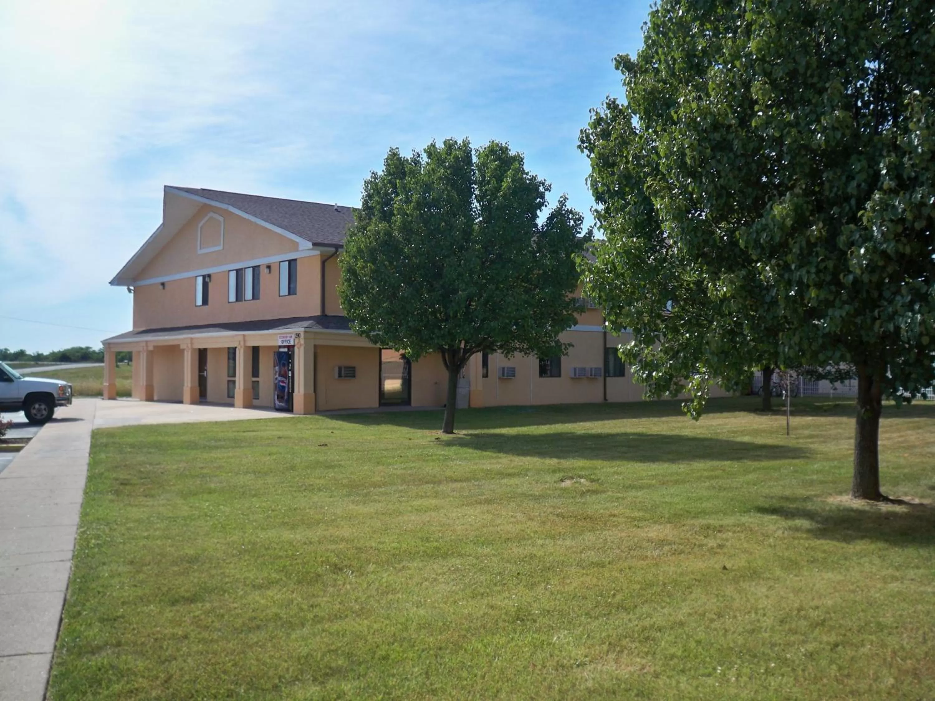 Facade/entrance in Economy Inn Wentzville
