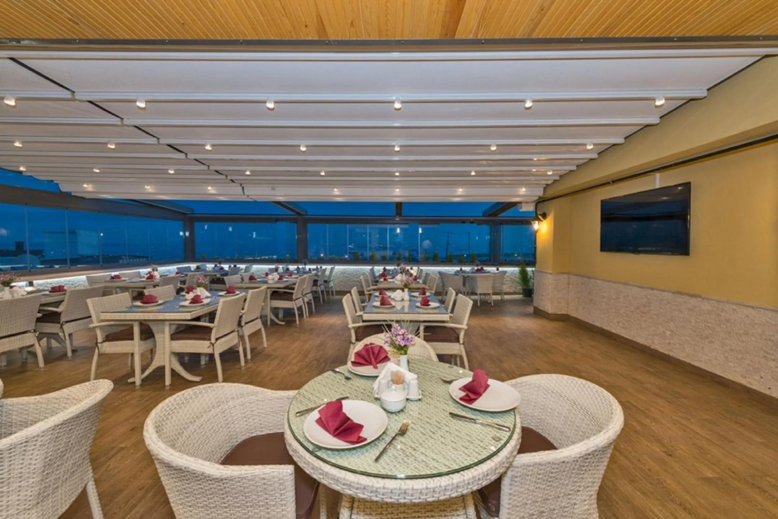 Restaurant/Places to Eat in Selenay Hotel