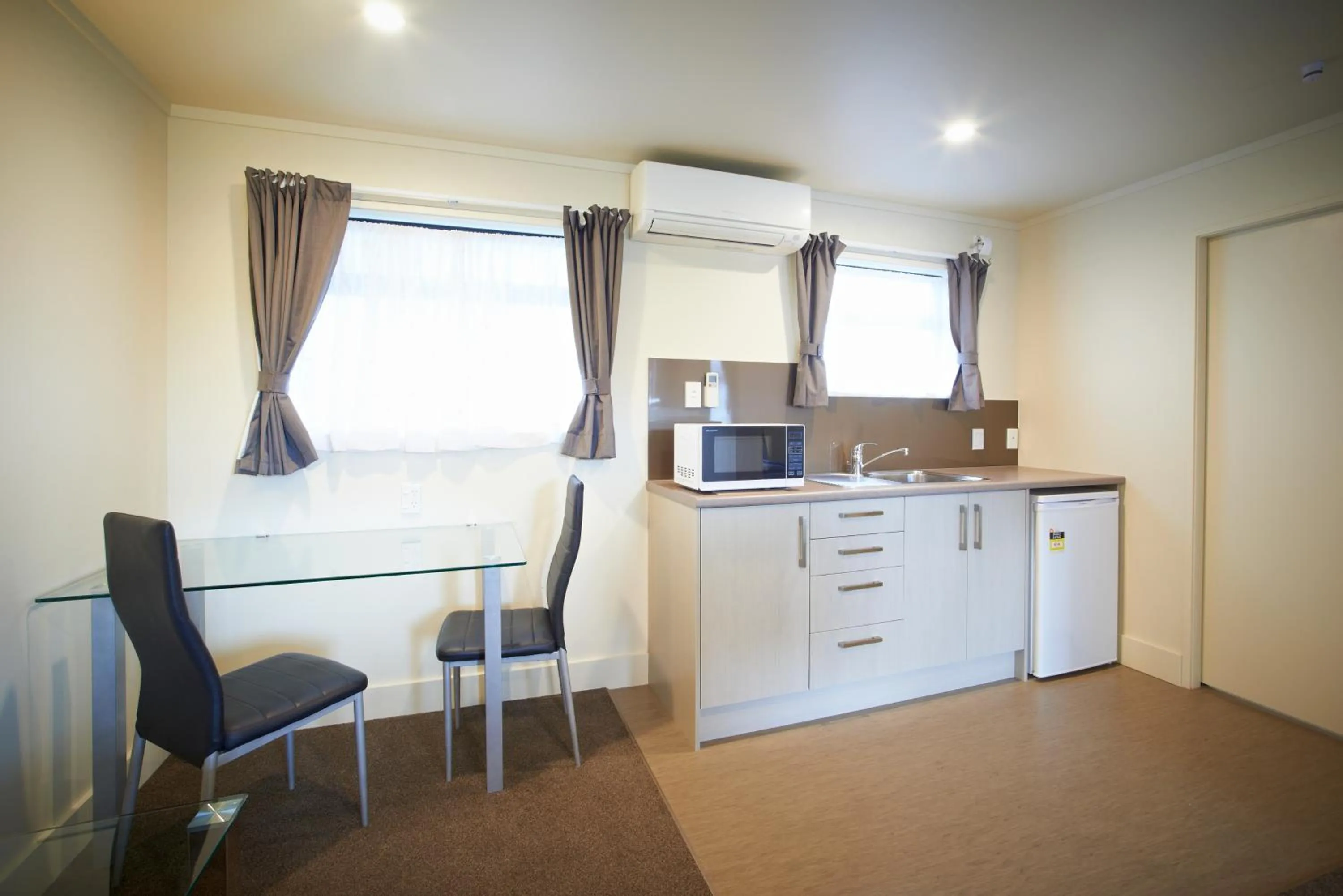 Kitchen or kitchenette in Auto Lodge Motel