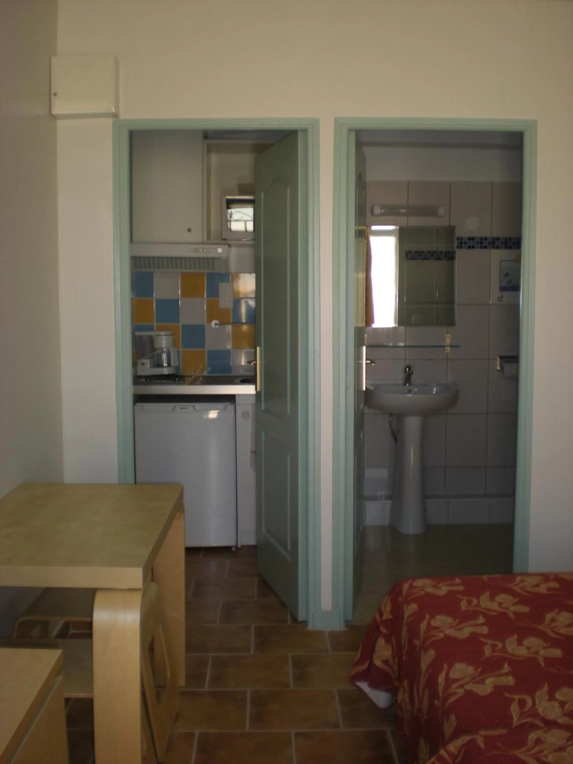 Photo of the whole room, Kitchen/Kitchenette in Appart'Hotel Festival Sud Aqua - Avignon TGV