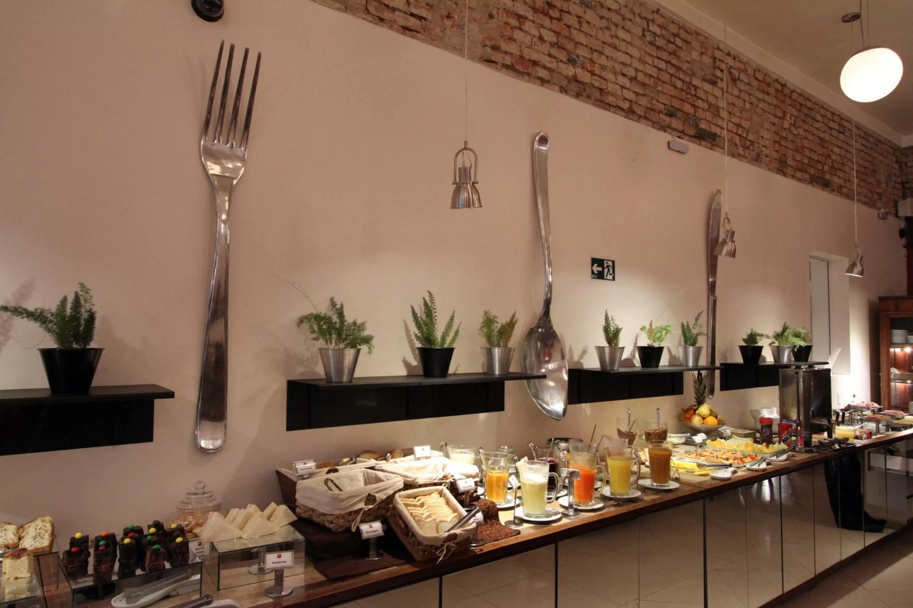 Restaurant/places to eat in Hotel Curi Executive