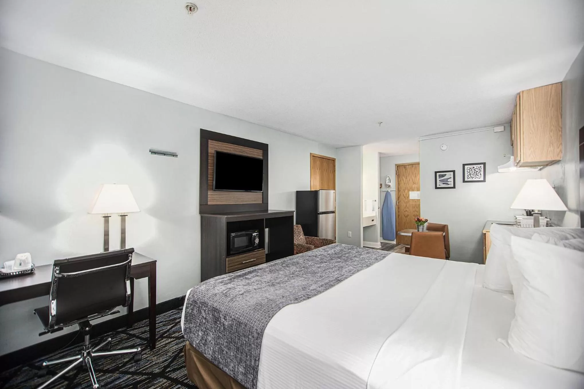 Photo of the whole room, Bed in Baymont by Wyndham Grand Haven