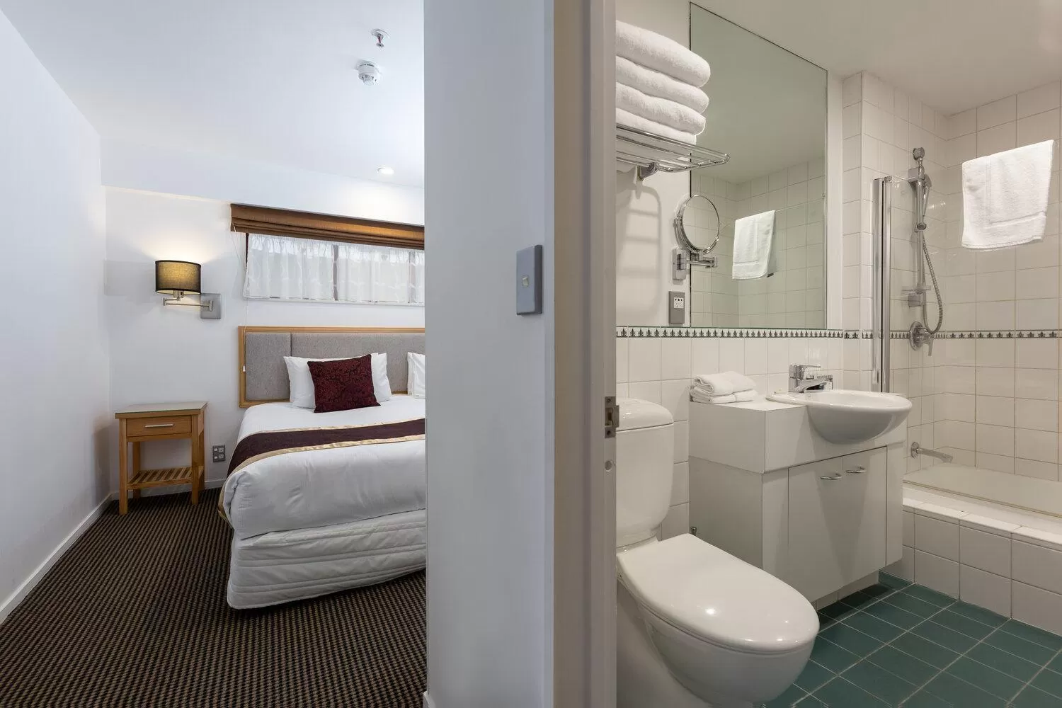 Shower, Bed in Fino Hotel & Suites