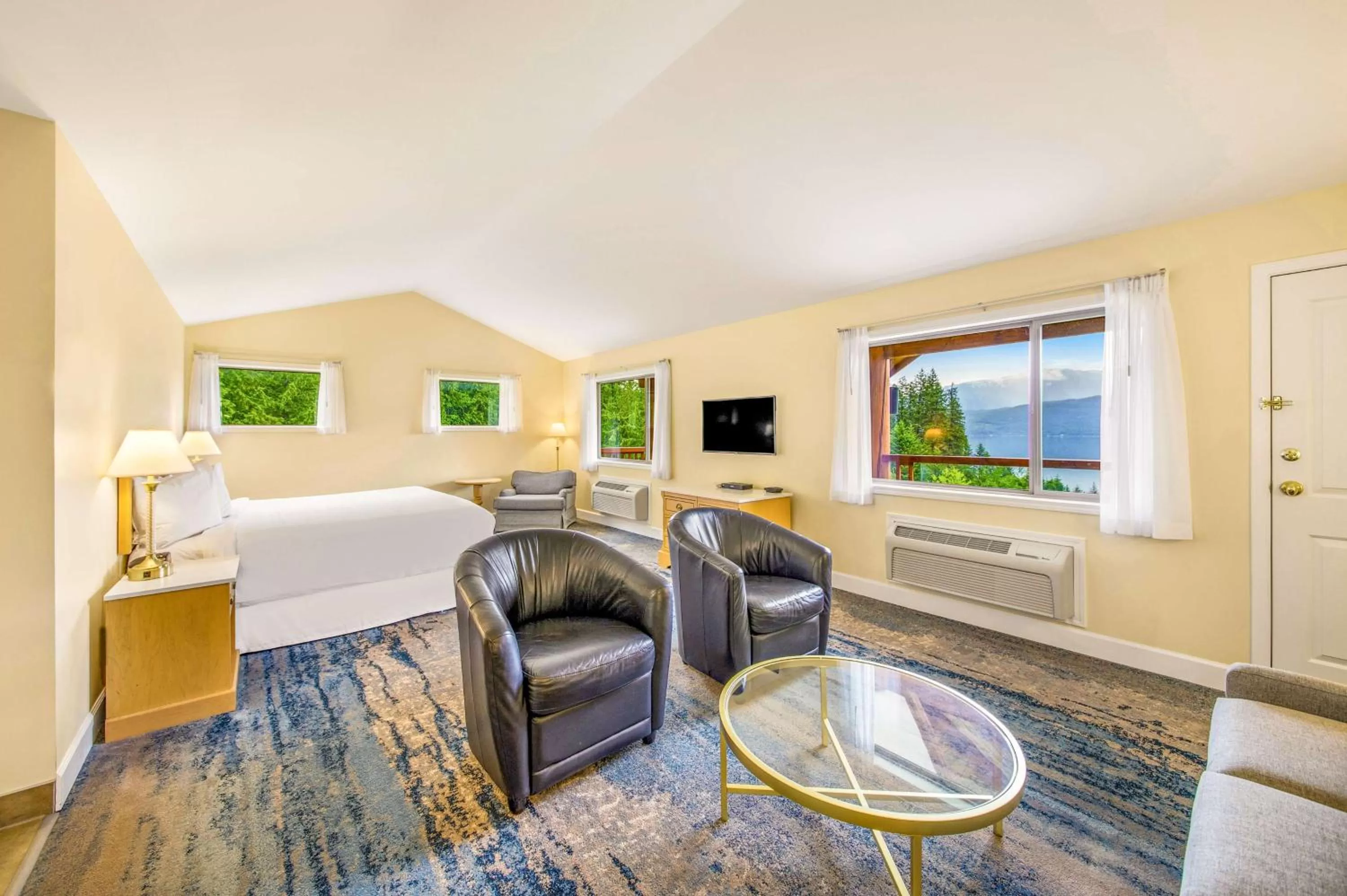 Photo of the whole room, Bed in Kootenay Lakeview Resort BW Signature Collection