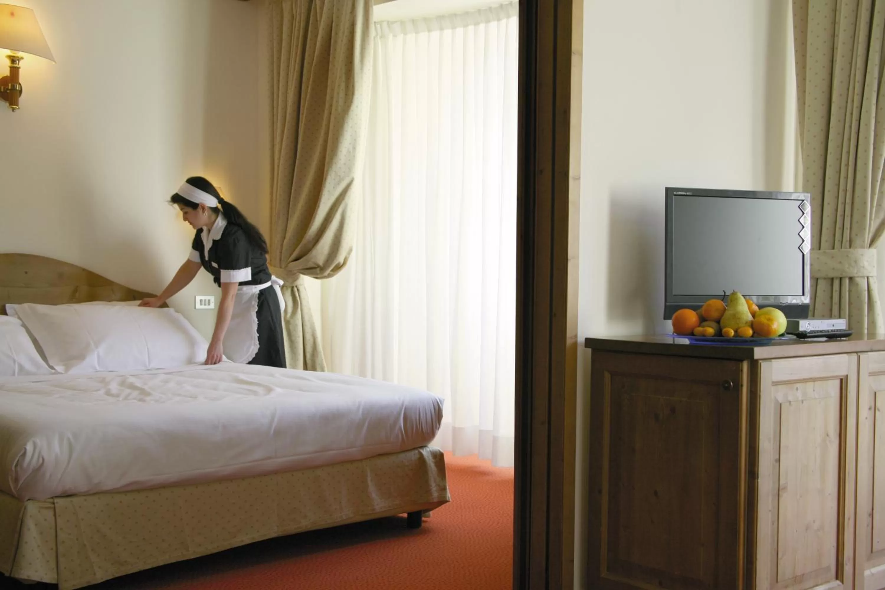 Staff, Bed in Hotel Alaska Cortina