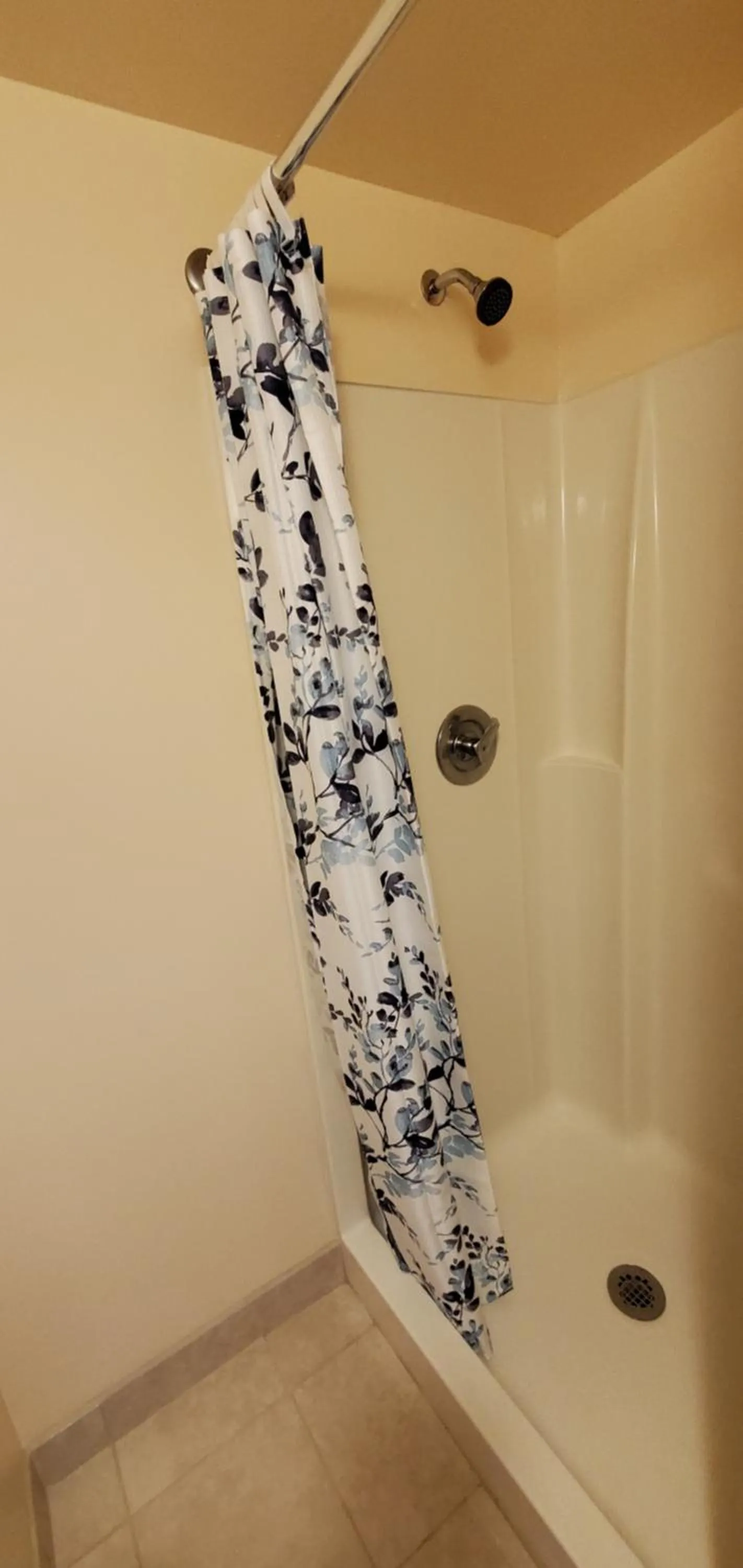 Shower in Lakeview Inn & Suites Okeechobee