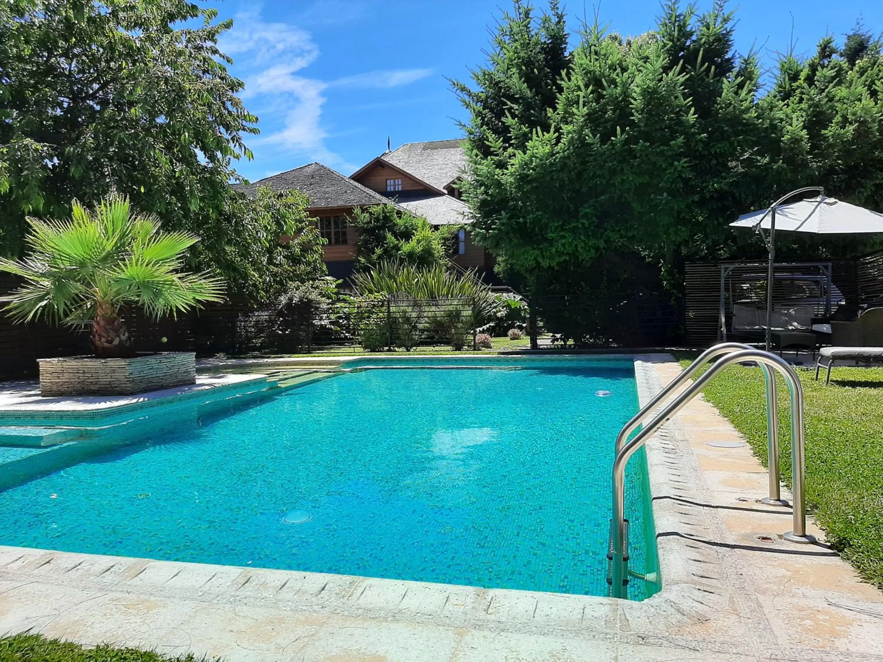 Swimming pool in Hotel Malalhue