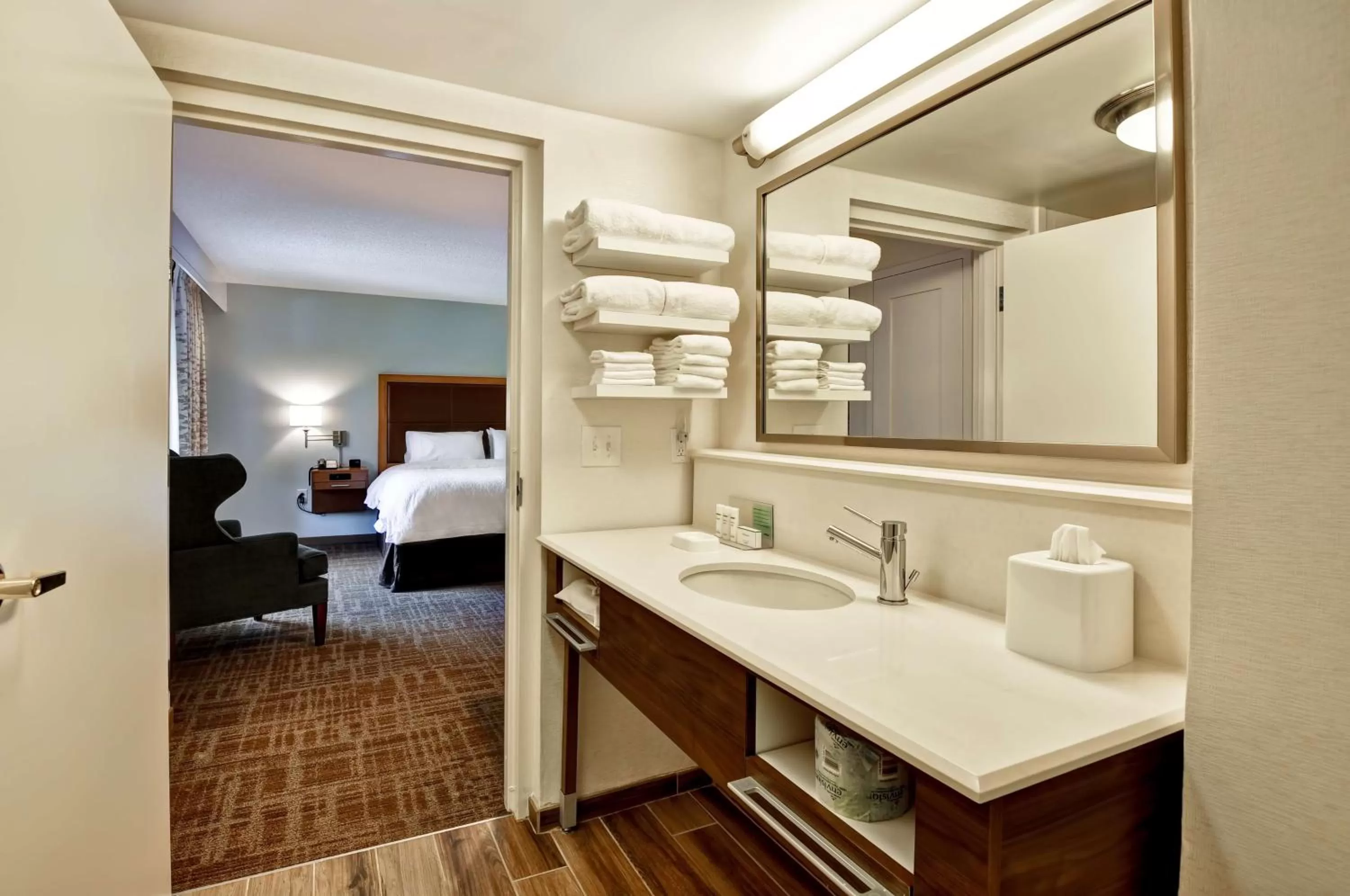 Bathroom, Bed in Hampton Inn Boca Raton