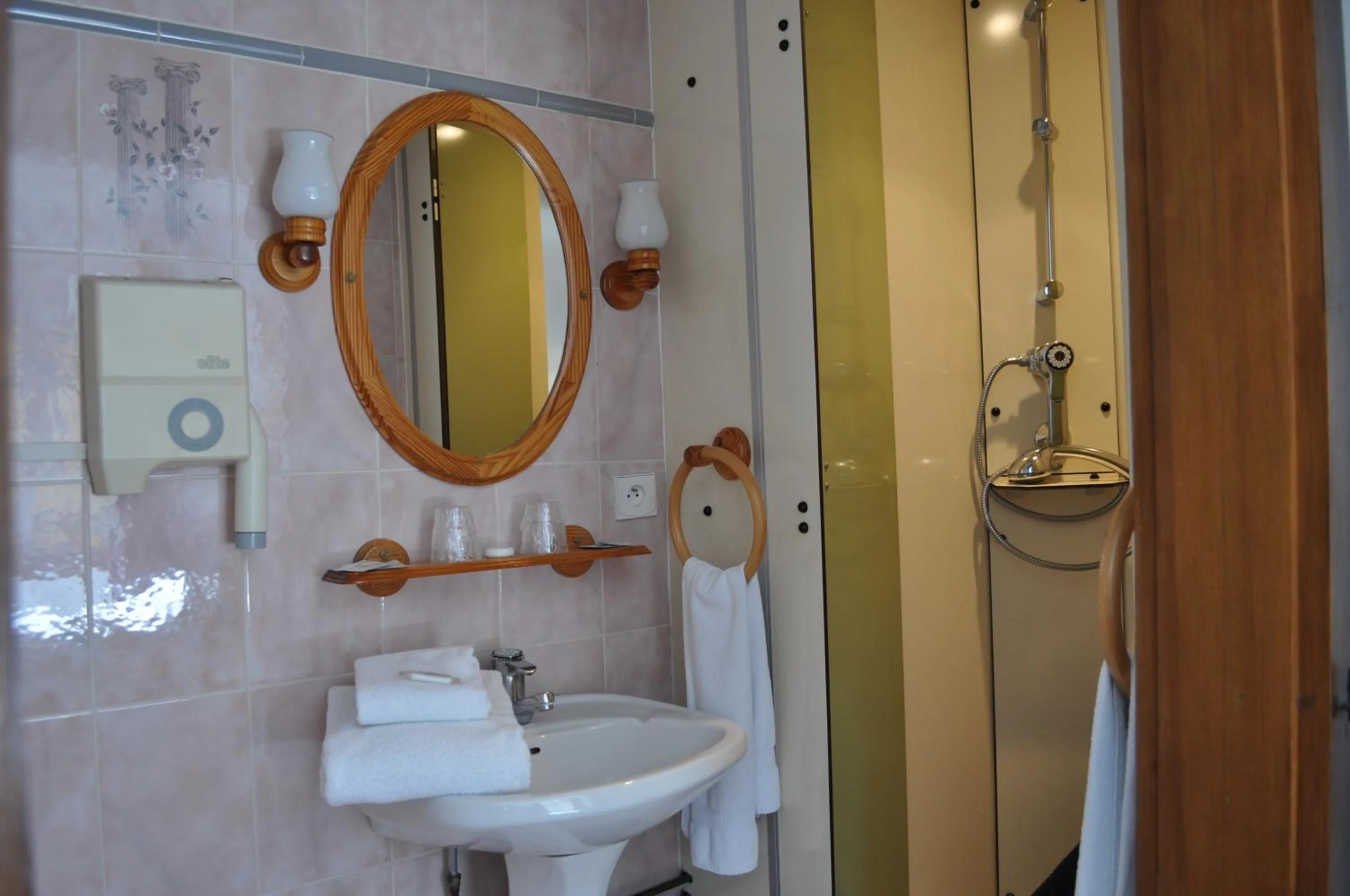 Bathroom in Hôtel du Centre