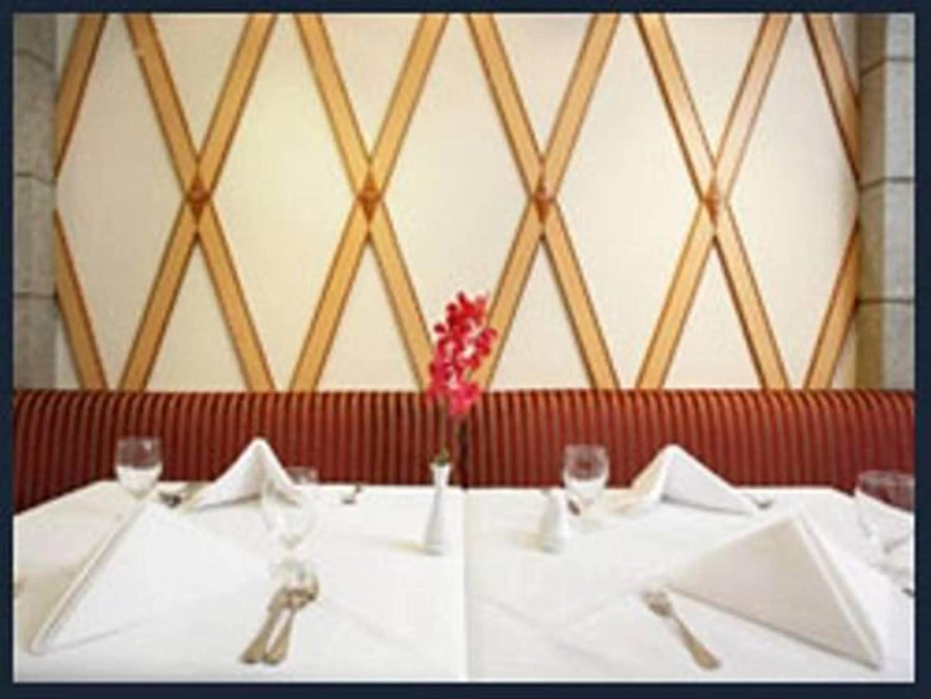 Restaurant/places to eat, Bed in Majestic Suites Hotel