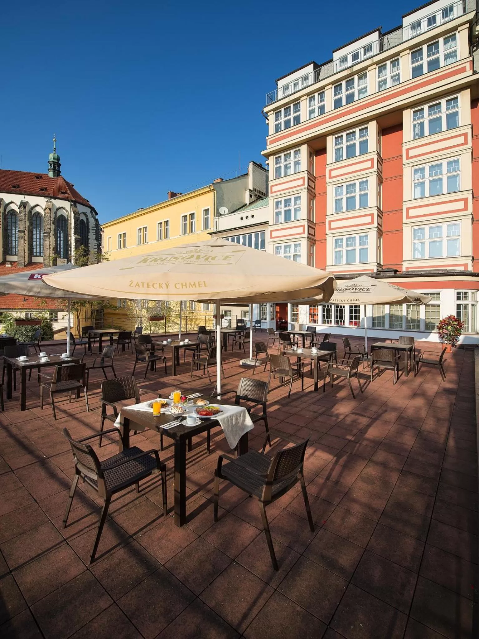 Restaurant/places to eat in EA Hotel Julis