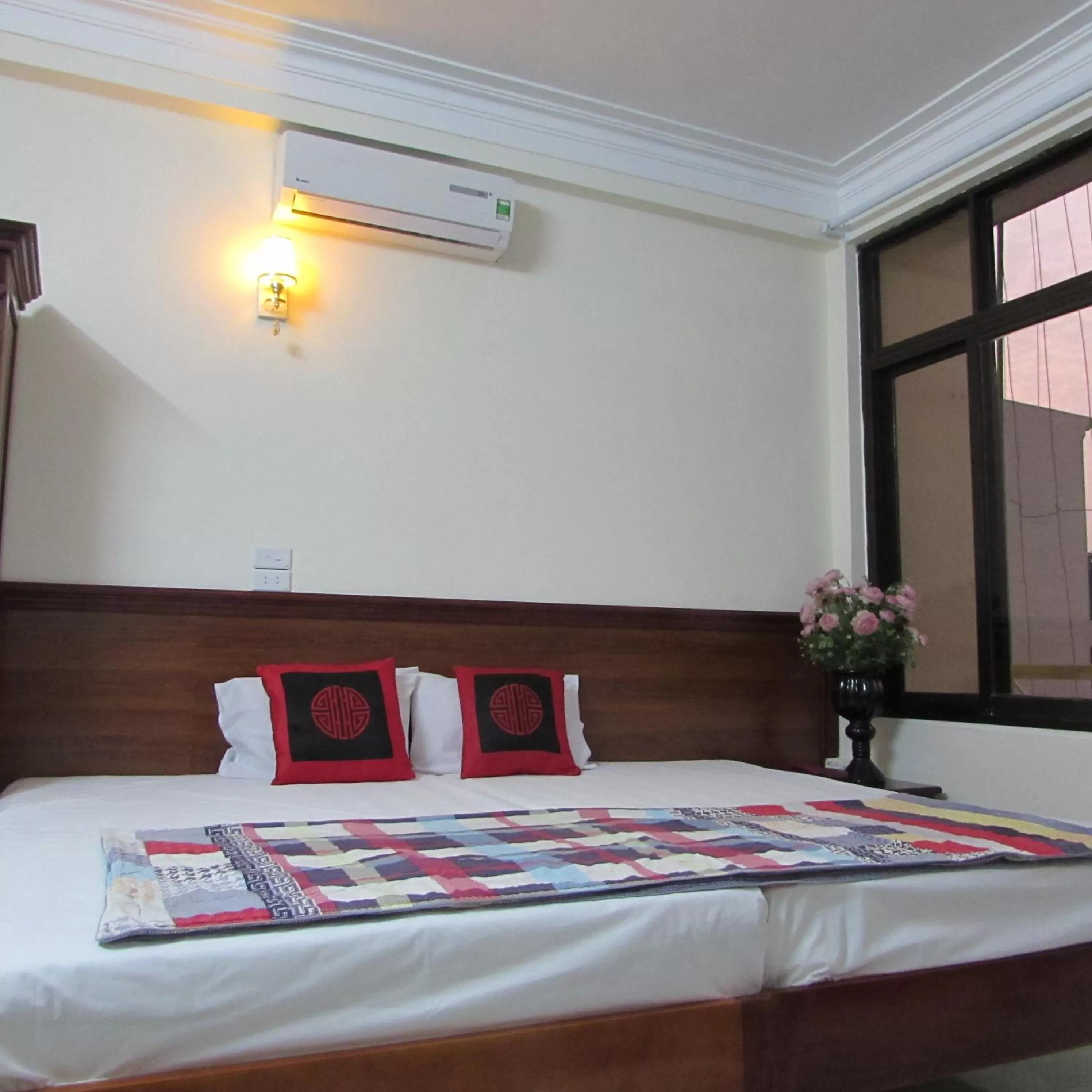 Photo of the whole room, Bed in Viet Nhat Halong Hotel - Bai Chay