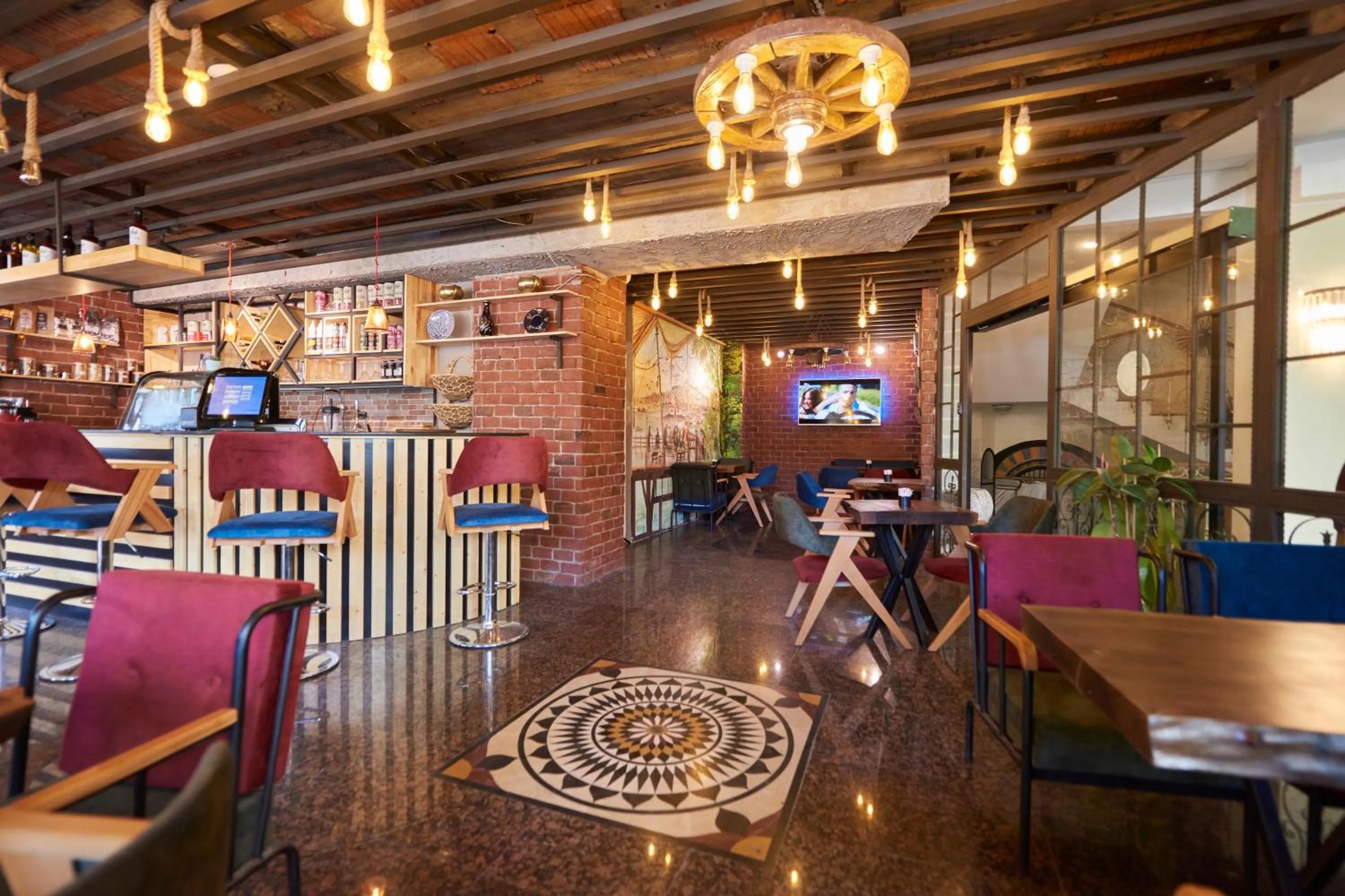 Restaurant/places to eat in Sunlight Hotel