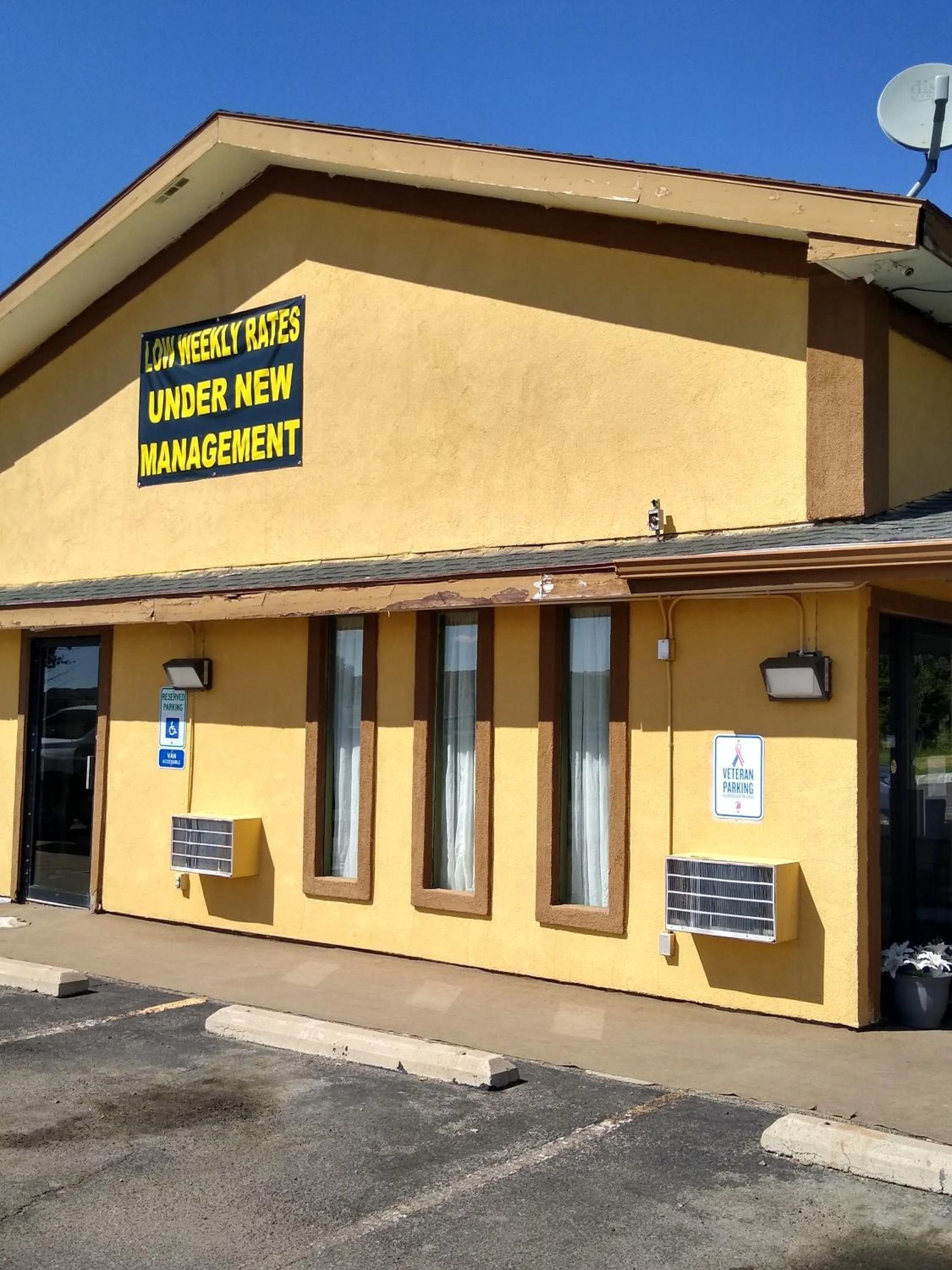 Facade/entrance in Super 8 by Wyndham Craig