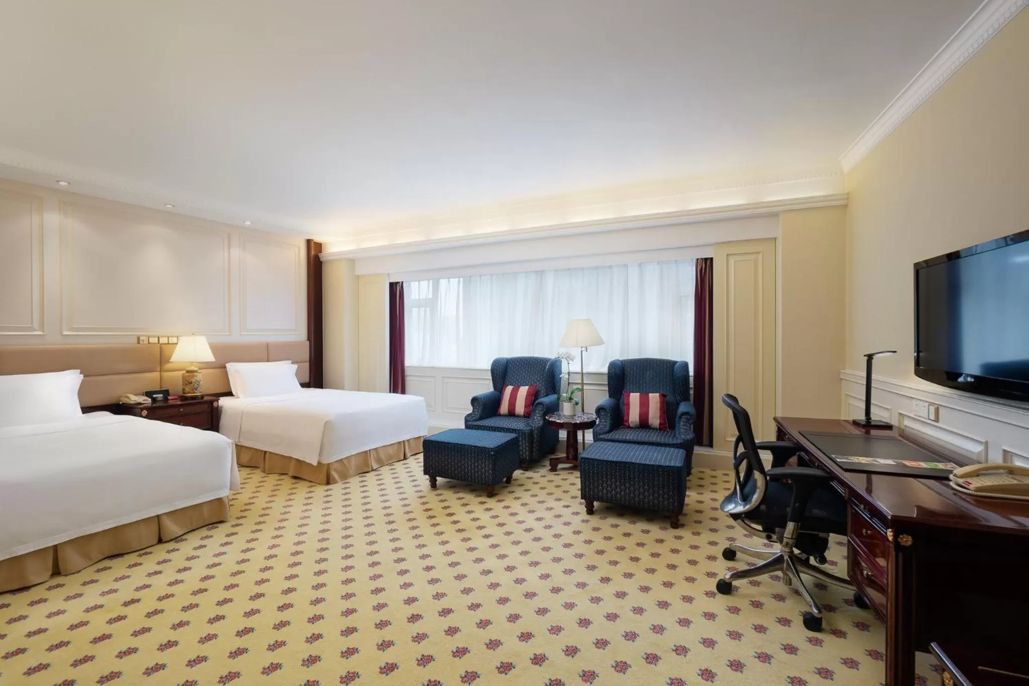Photo of the whole room, Bed in Crowne Plaza Hotel & Suites Landmark Shenzhen by IHG