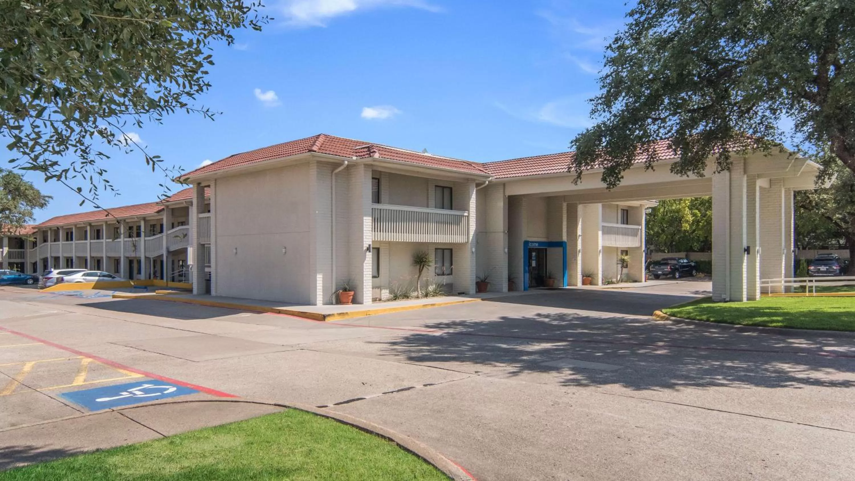 Property building in Motel 6-Addison, TX - Dallas