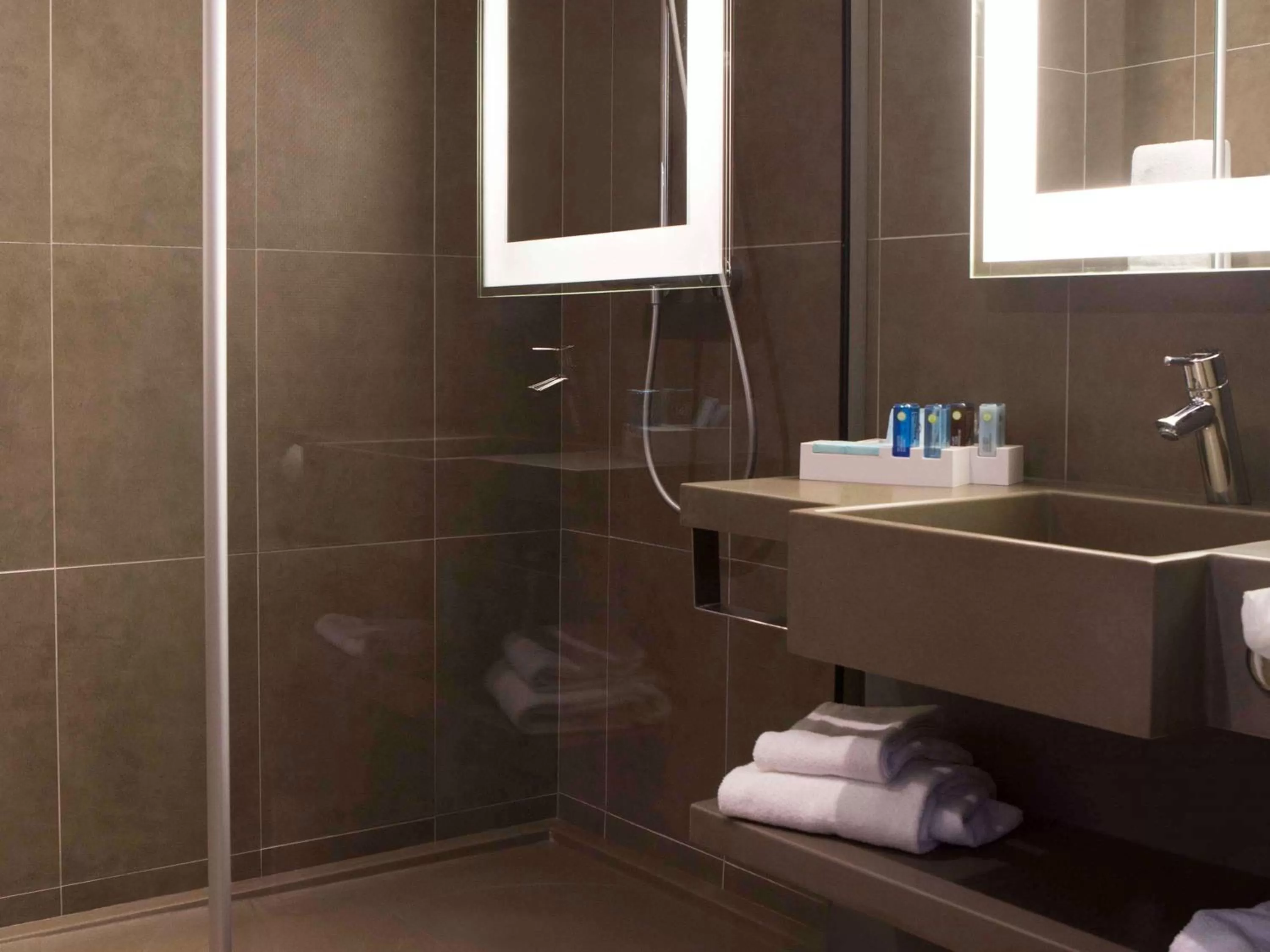 Photo of the whole room in Novotel Paris Nord Expo Aulnay