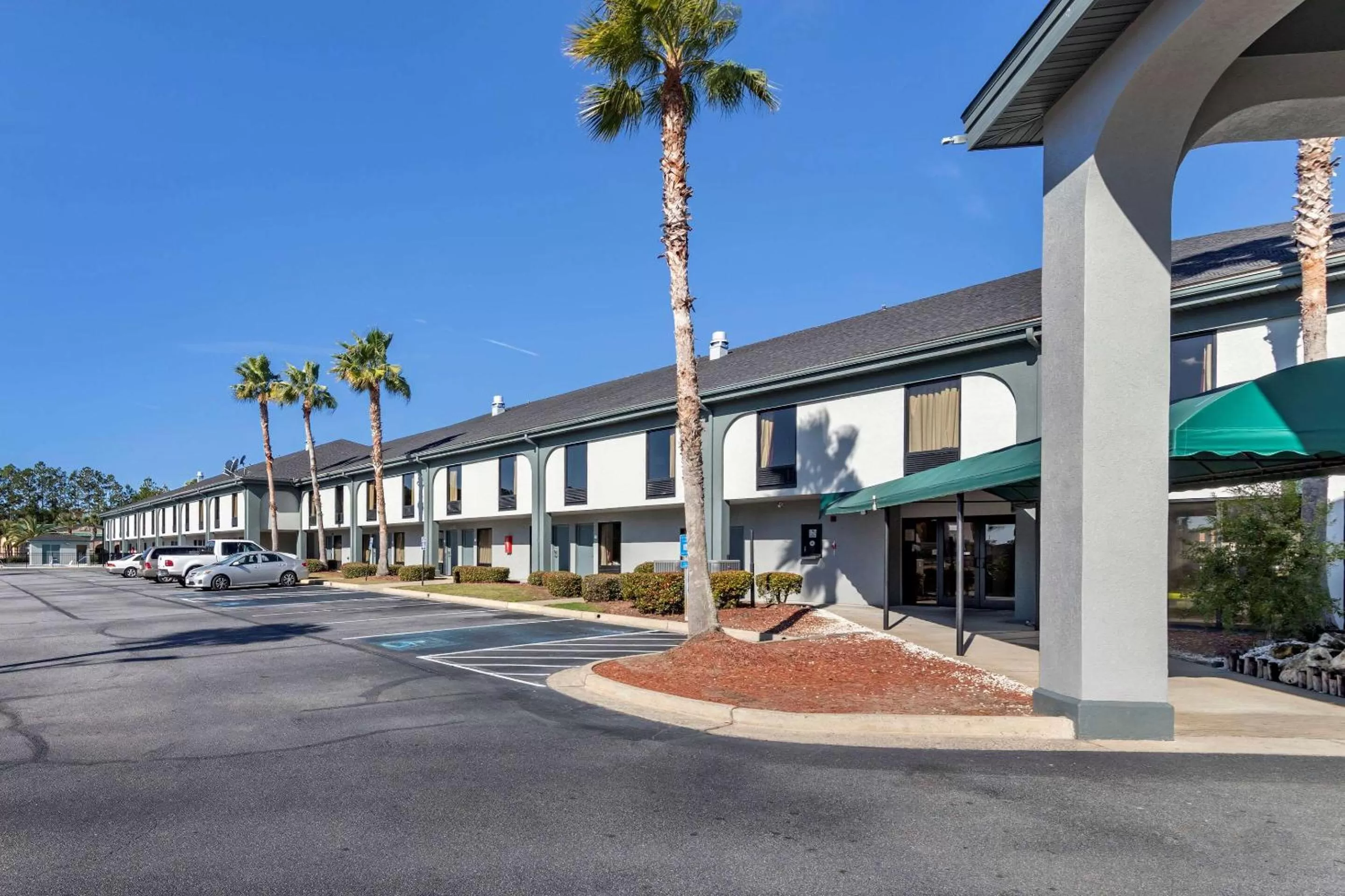 Property building in Quality Inn Brunswick