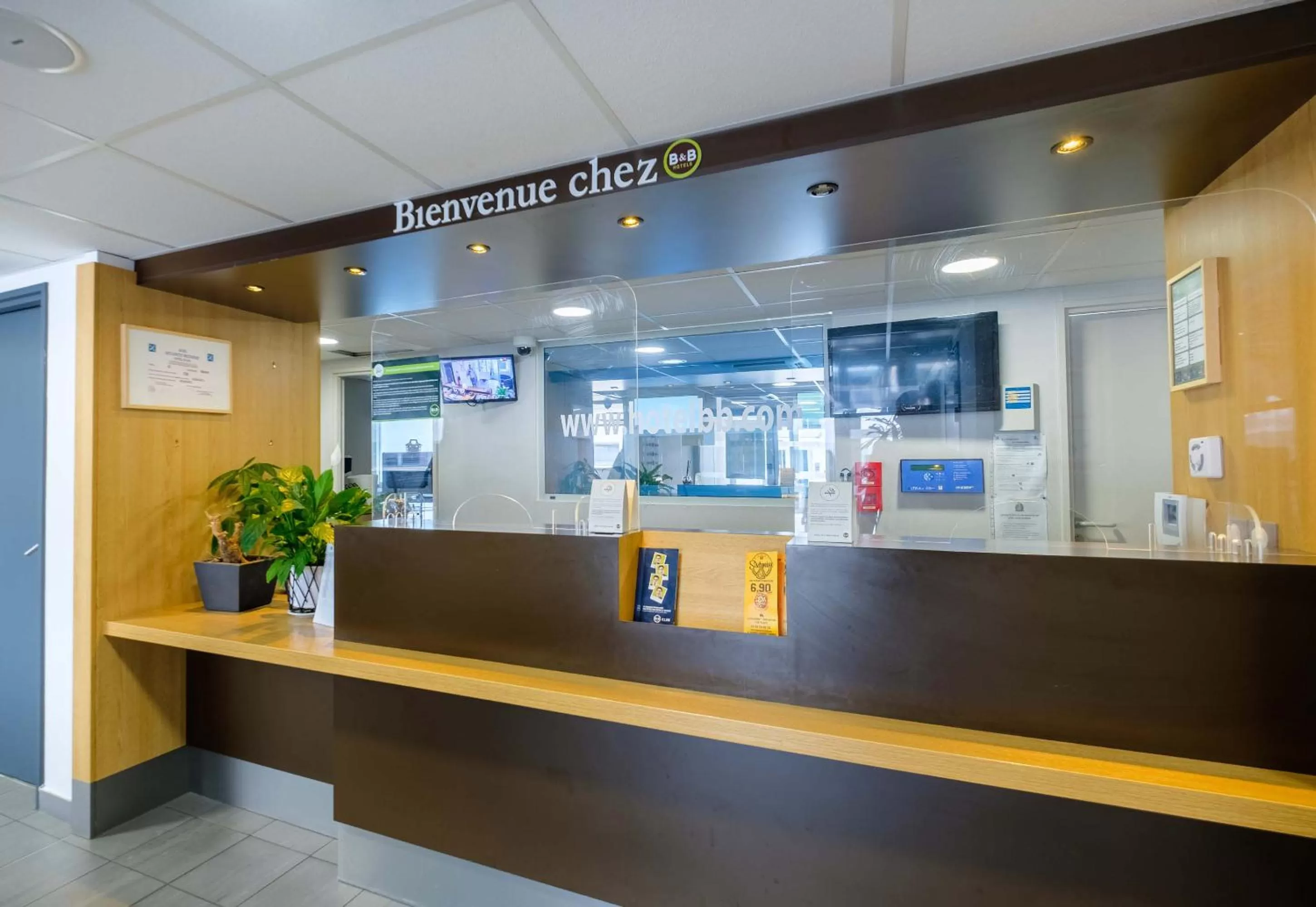 Lobby or reception in B&B HOTEL Cannes La Bocca Plage