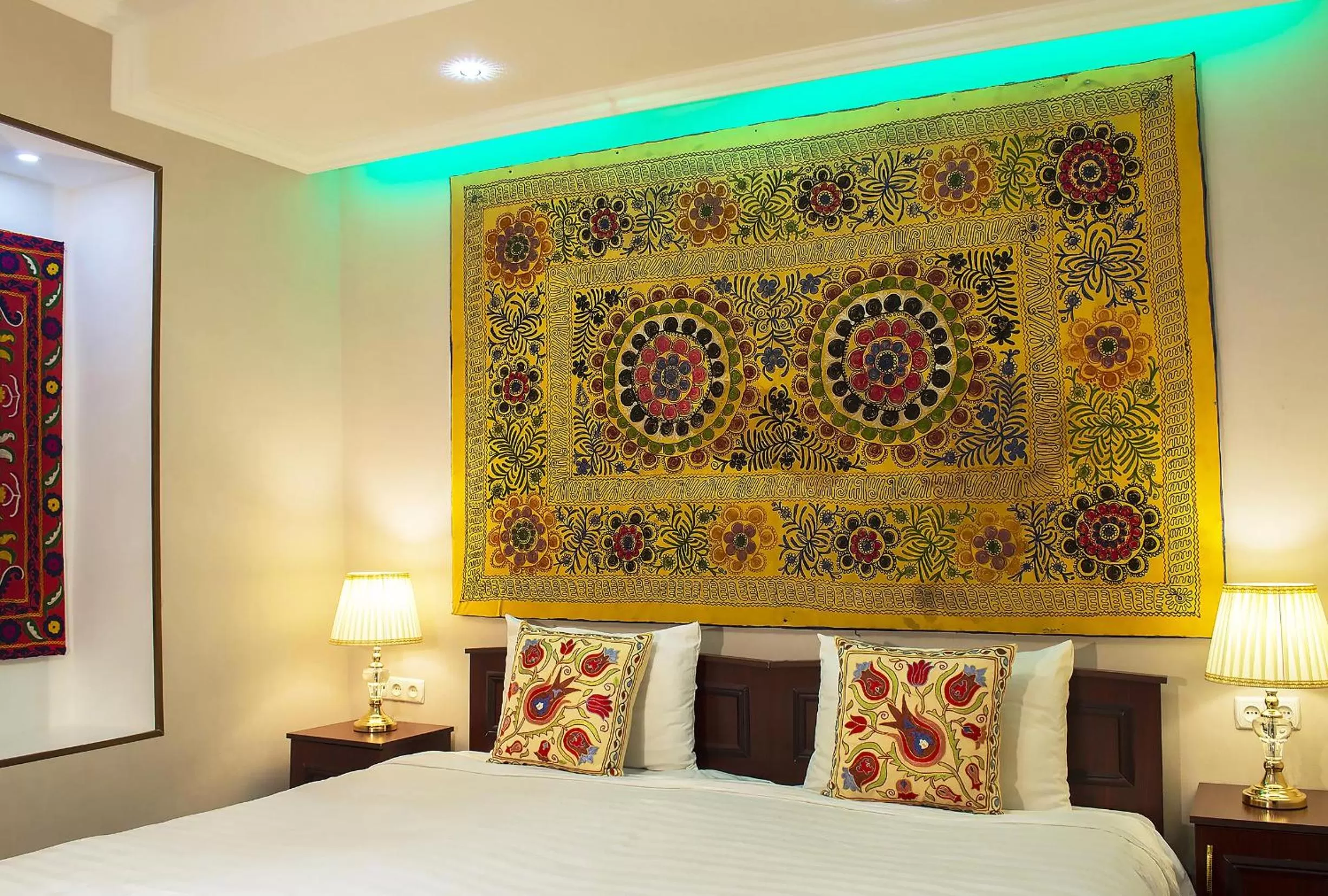 Photo of the whole room, Bed in Jahongir