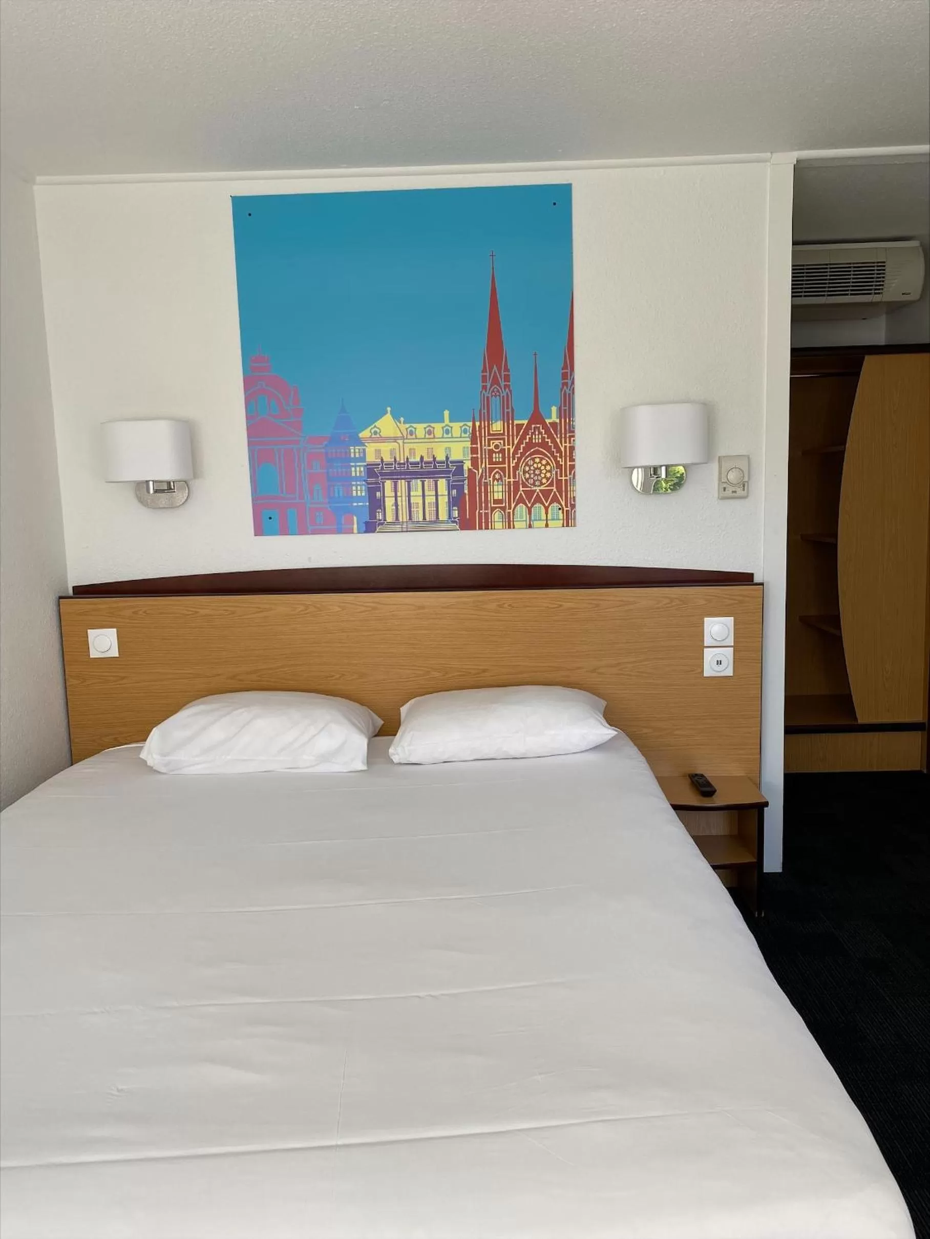 Bedroom, Bed in Kyriad Direct Marseille Est La Valentine