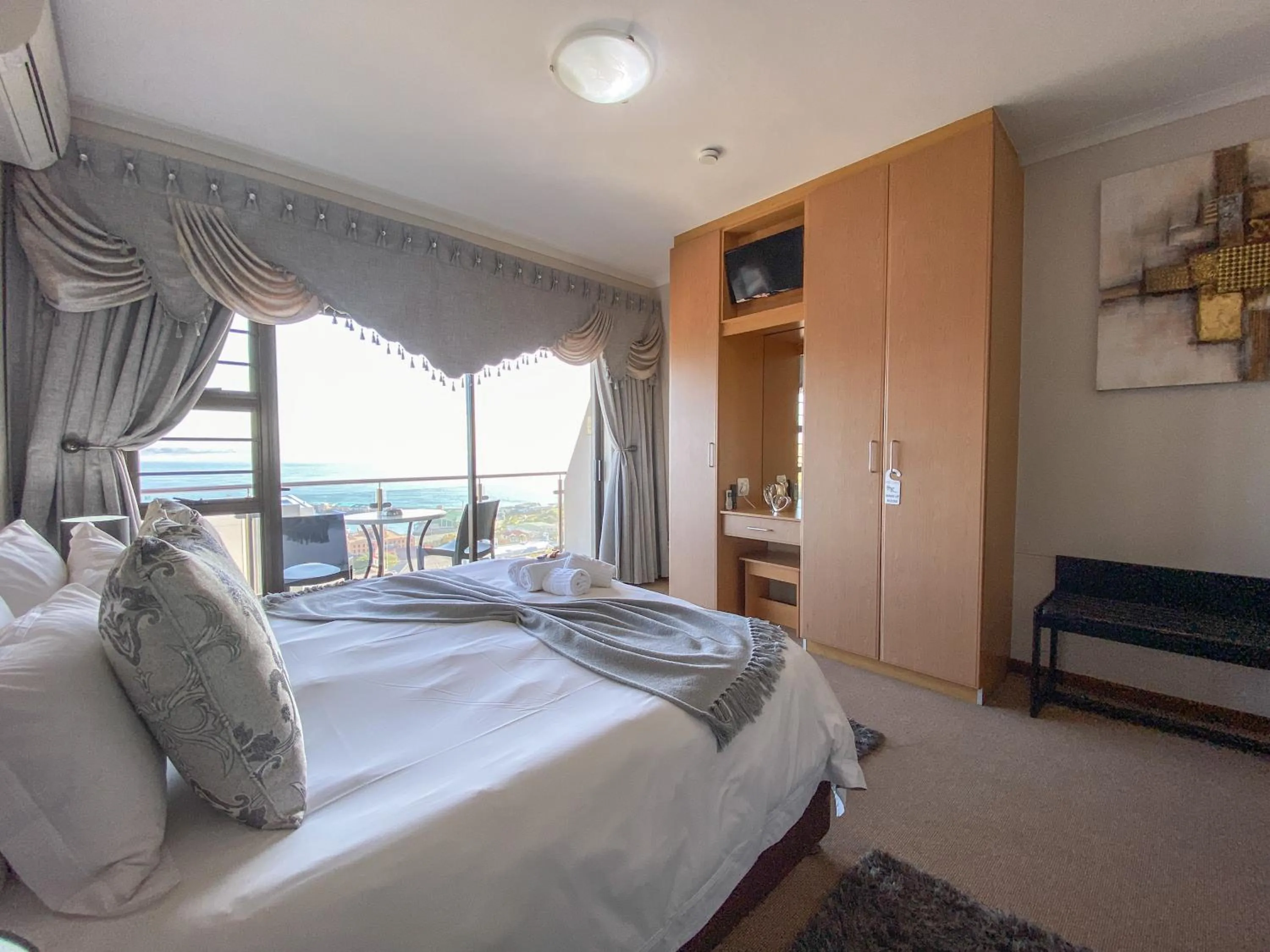 Photo of the whole room, Bed in Bar-t-nique Guest House